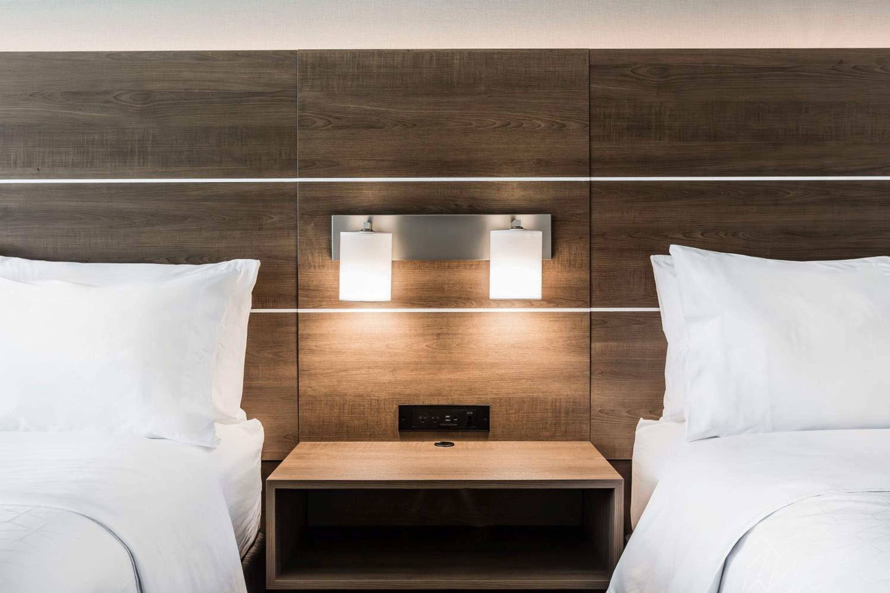 Standard Room with Two Queen Beds - Photo 4