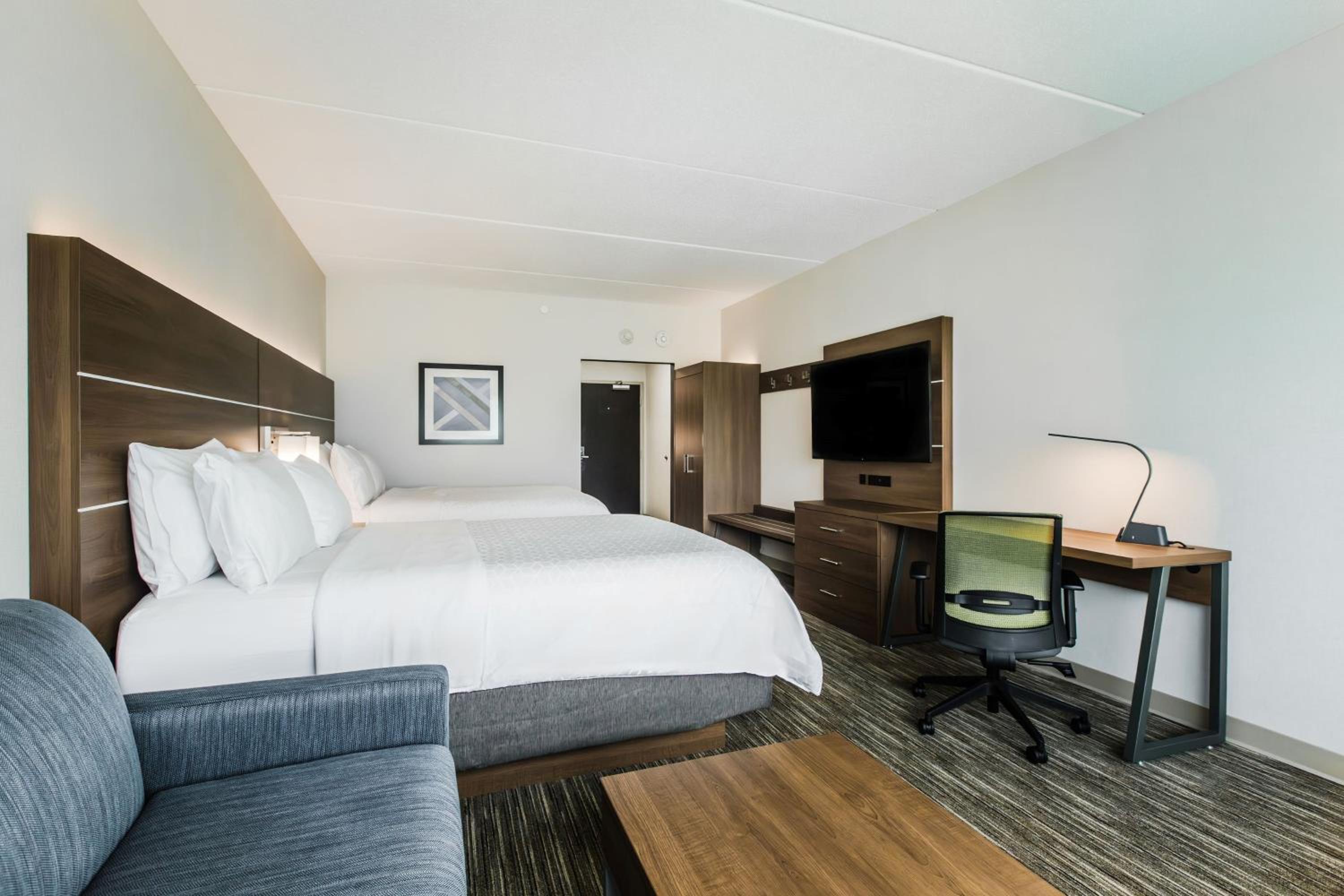 Queen Suite with Two Queen Beds and Sofa Bed - Photo 6
