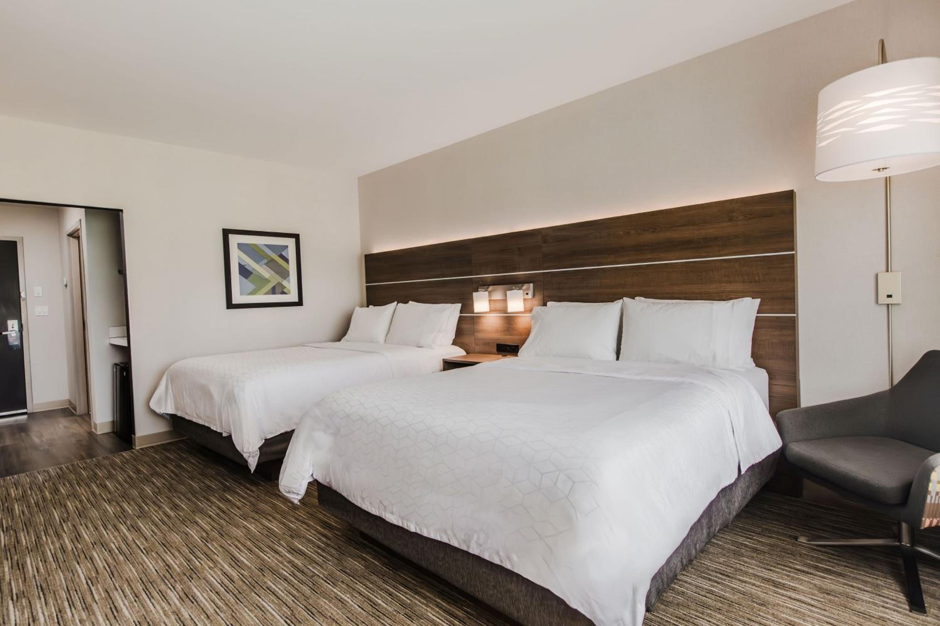 Standard Room with Two Queen Beds - Photo 11