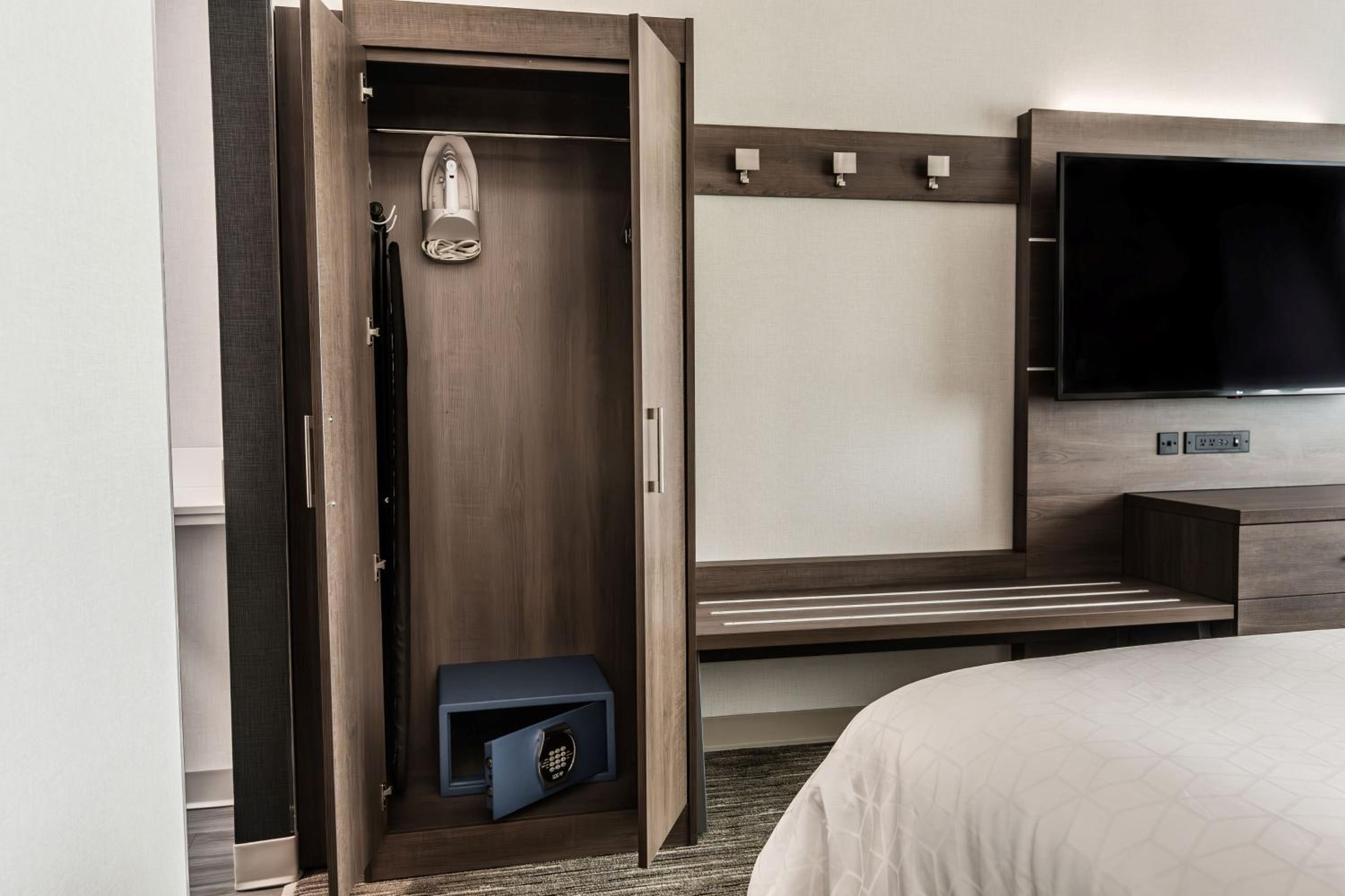 Standard King Room - Photo 13