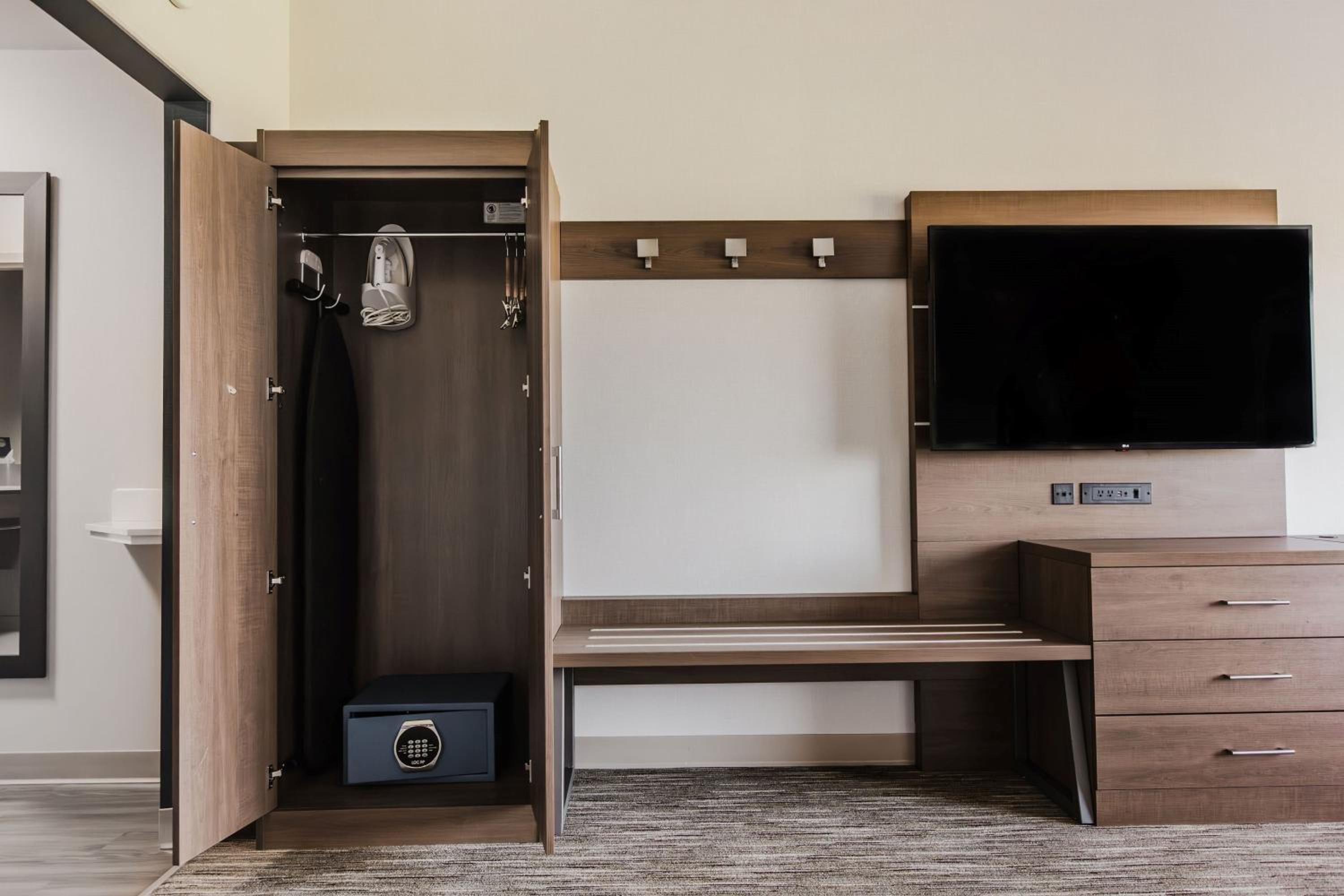 Standard King Room - Photo 15