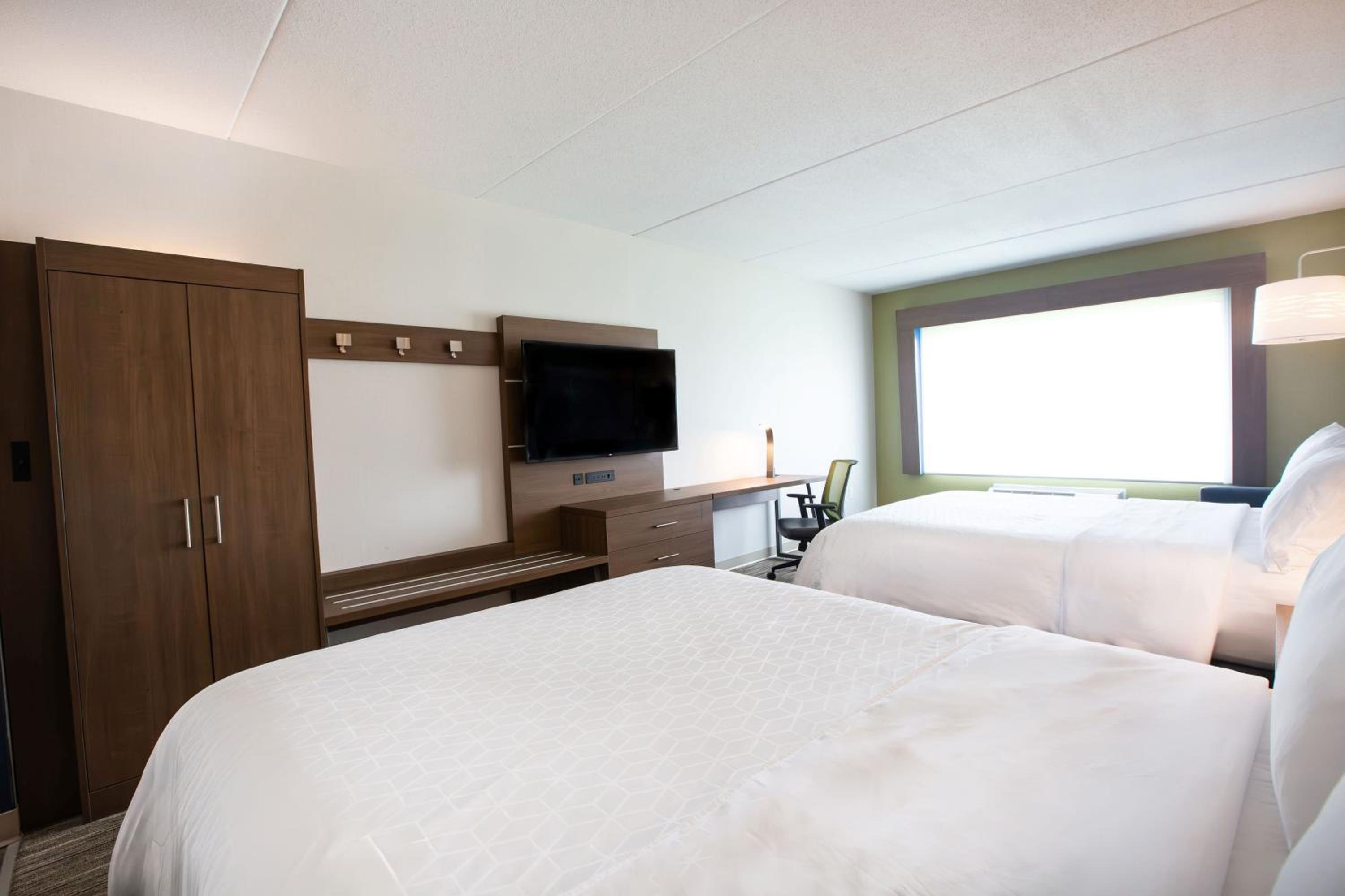 Standard Room with Two Queen Beds - Photo 9