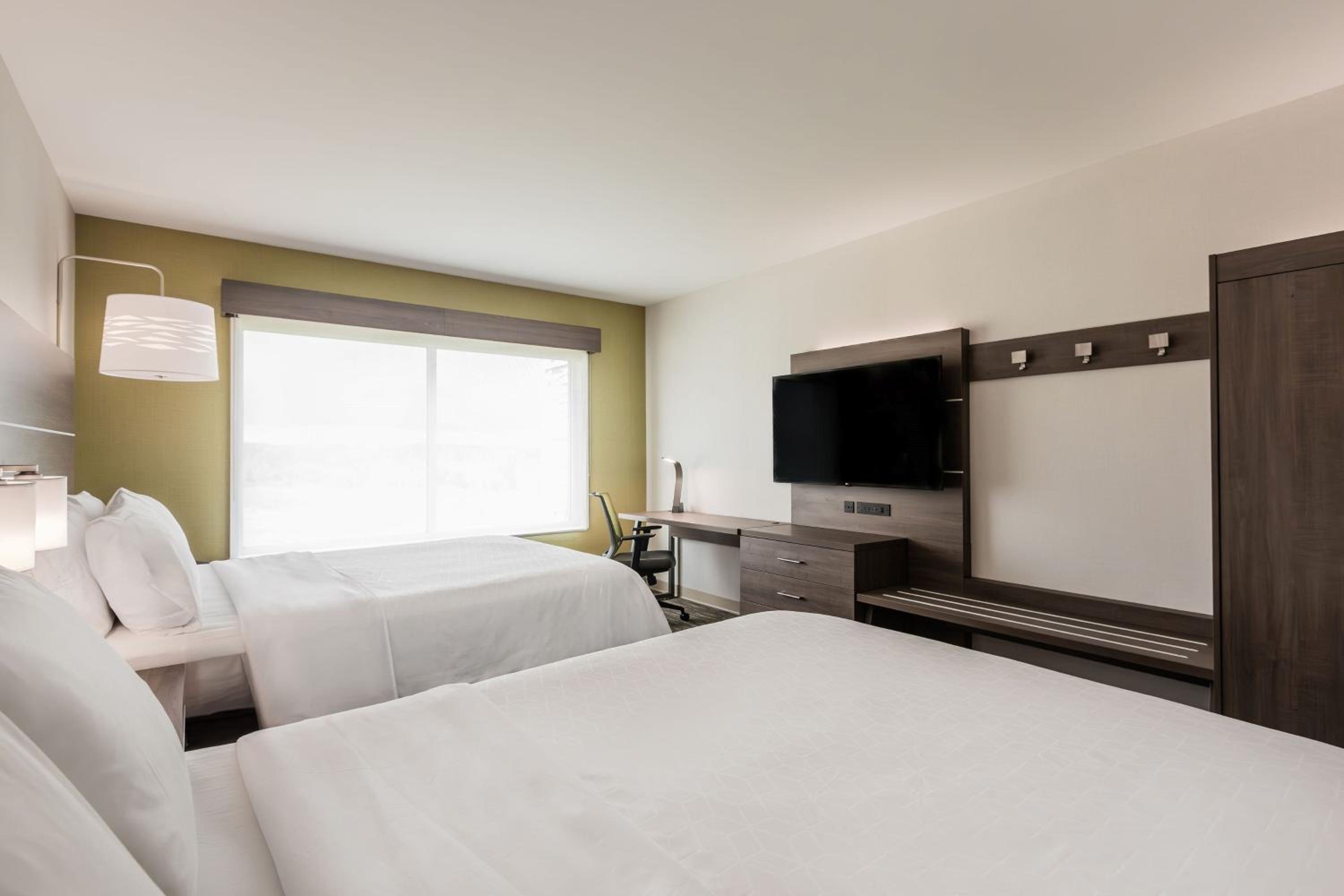 Standard Room with Two Queen Beds - Photo 7