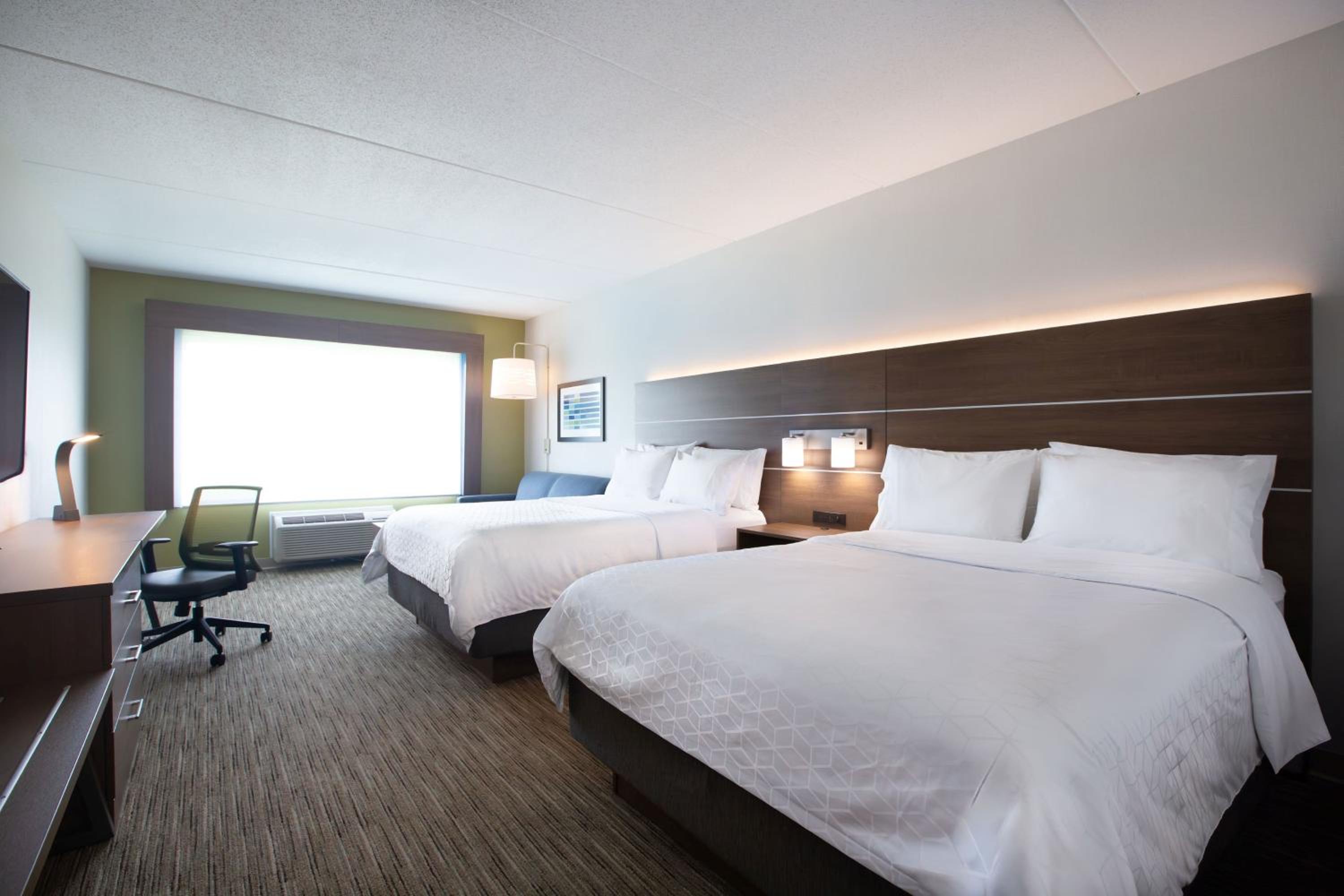 Queen Suite with Two Queen Beds and Sofa Bed - Photo 2