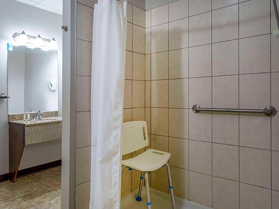 Queen Room with Two Queen Beds - Mobility Access/Non-Smoking - Photo 3