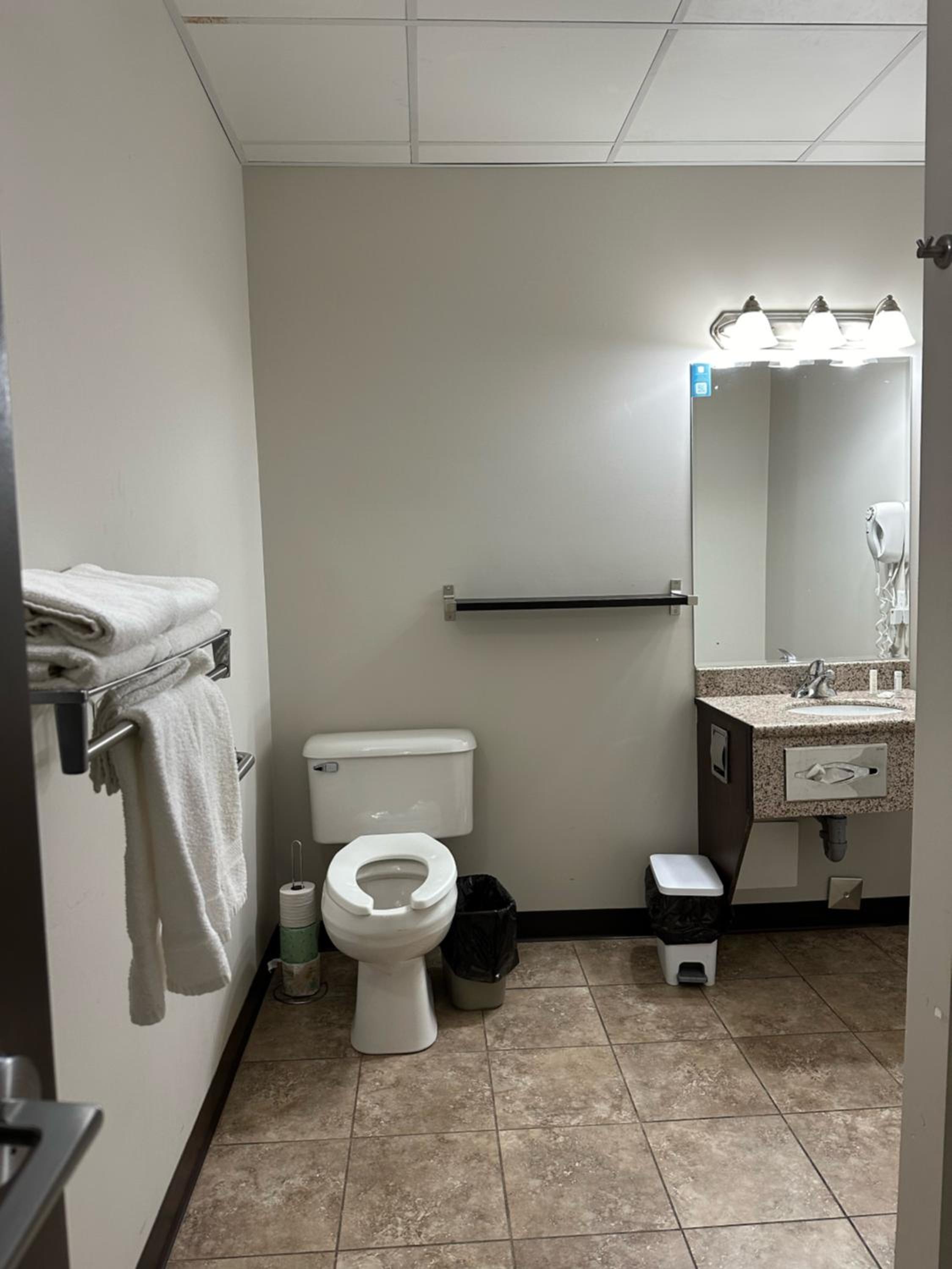 Queen Room with Two Queen Beds - Mobility Access/Non-Smoking - Photo 2