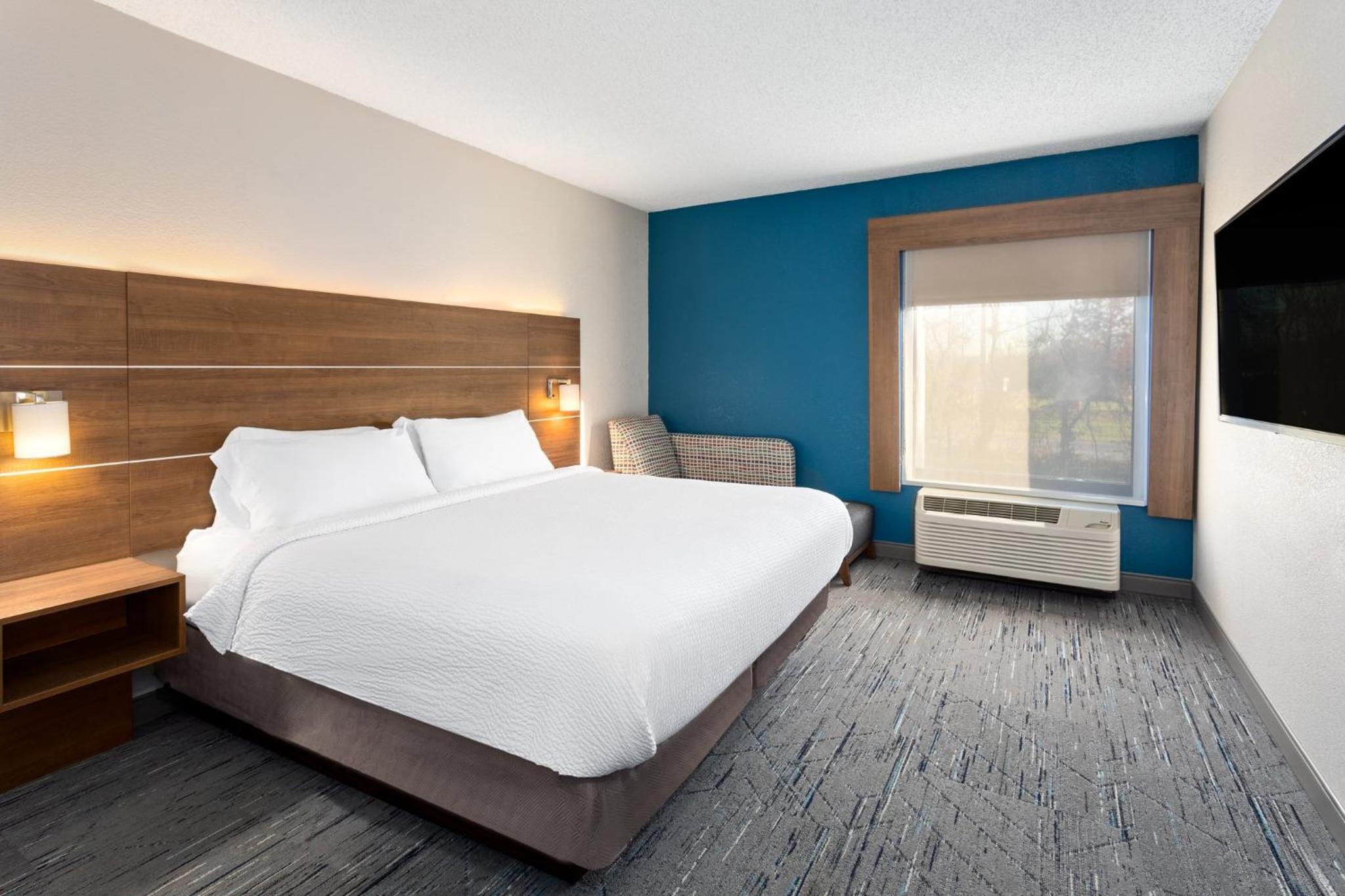 One-Bedroom Suite - Photo 3
