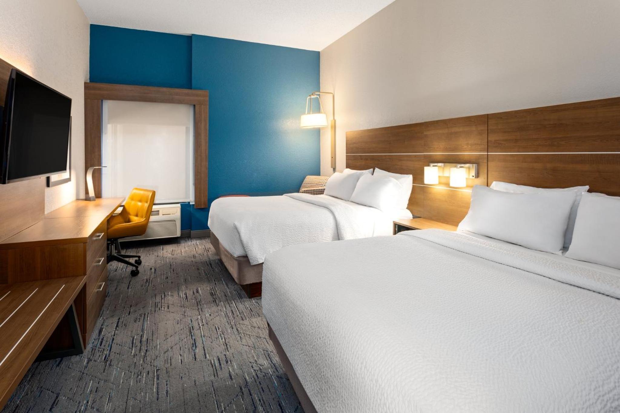 Standard Room with Two Queen Beds - Photo 3