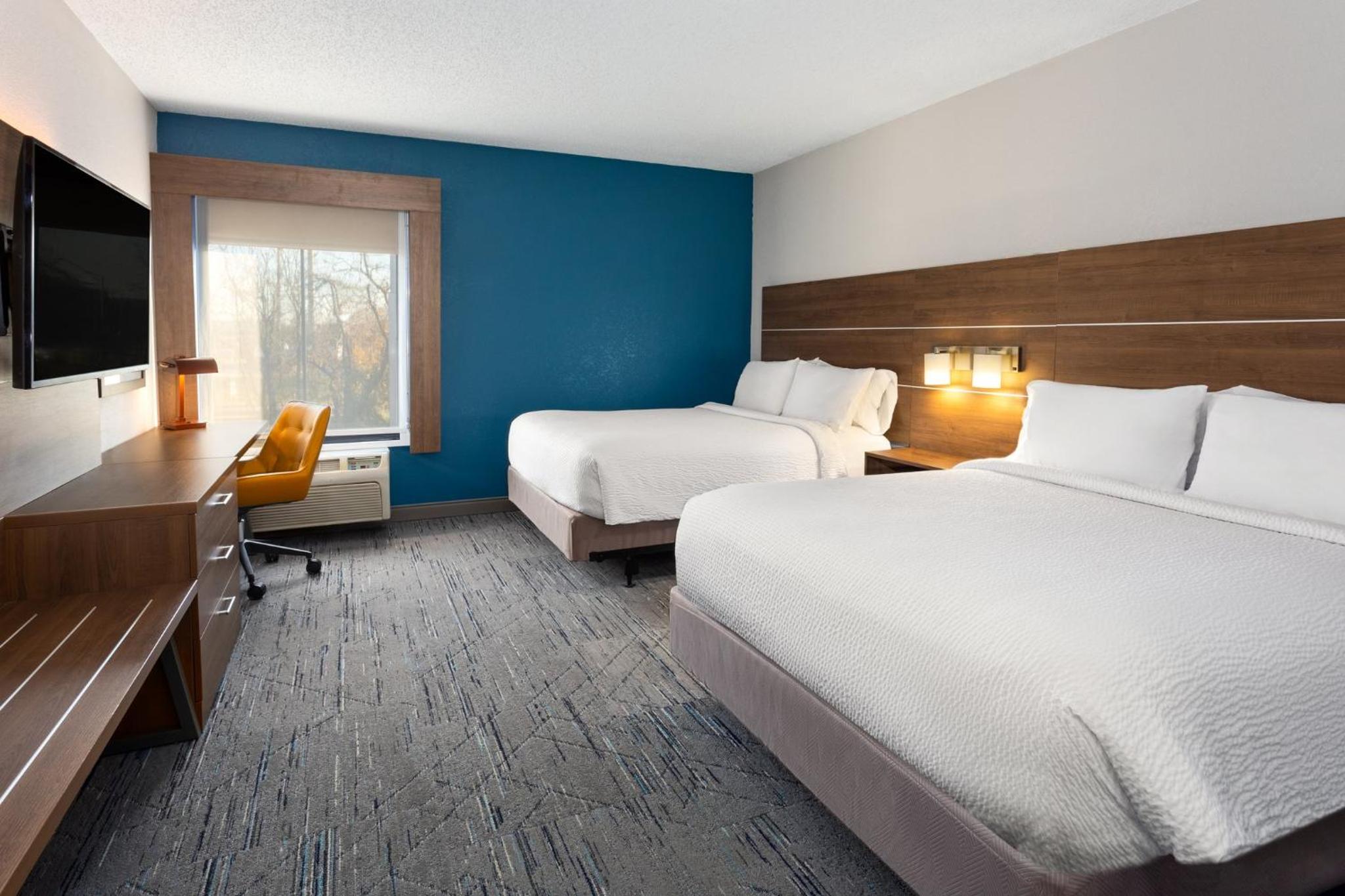 Standard Room with Two Queen Beds - Photo 4