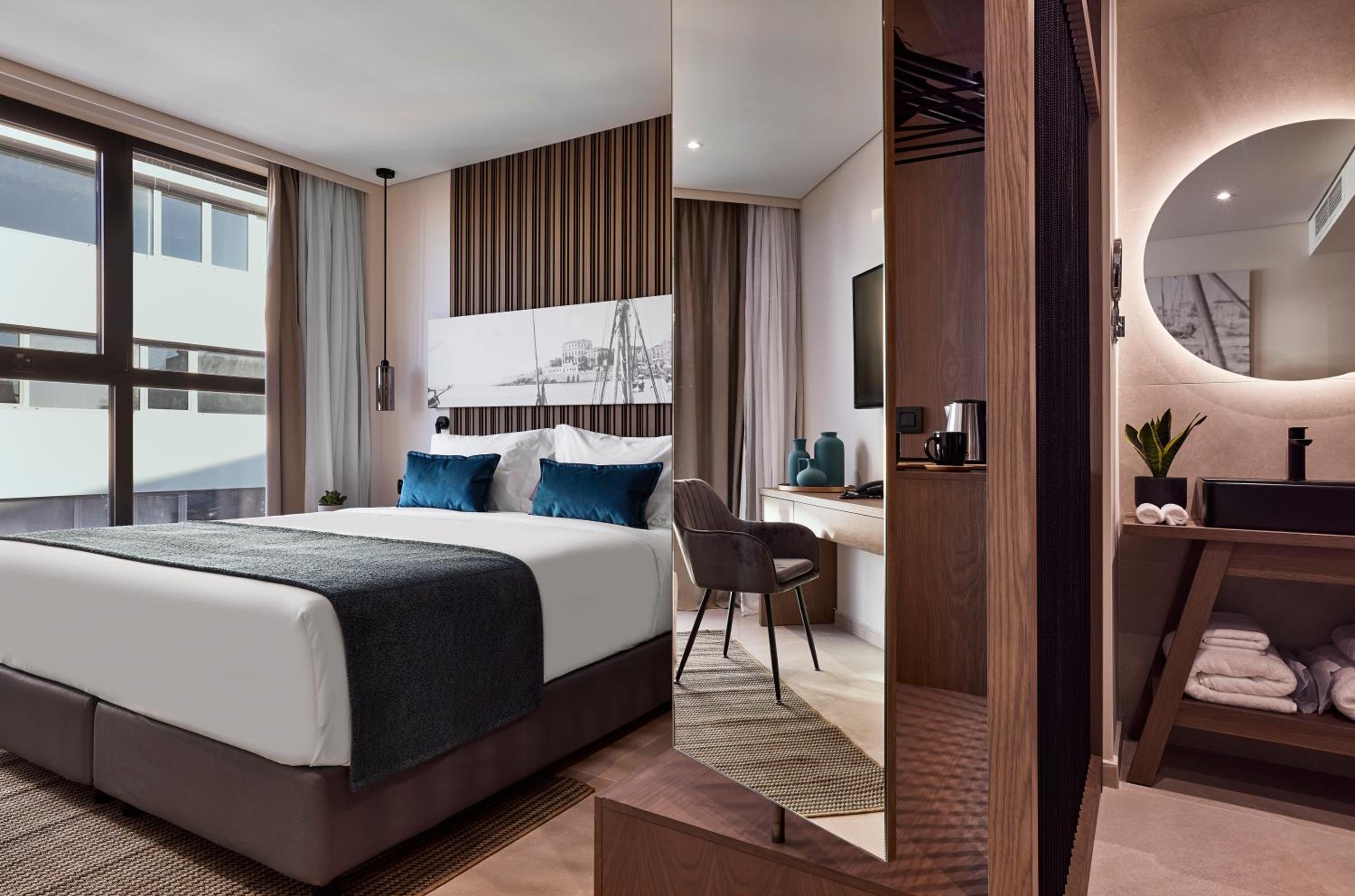 Comfort Double Room with Side City View - Photo 7