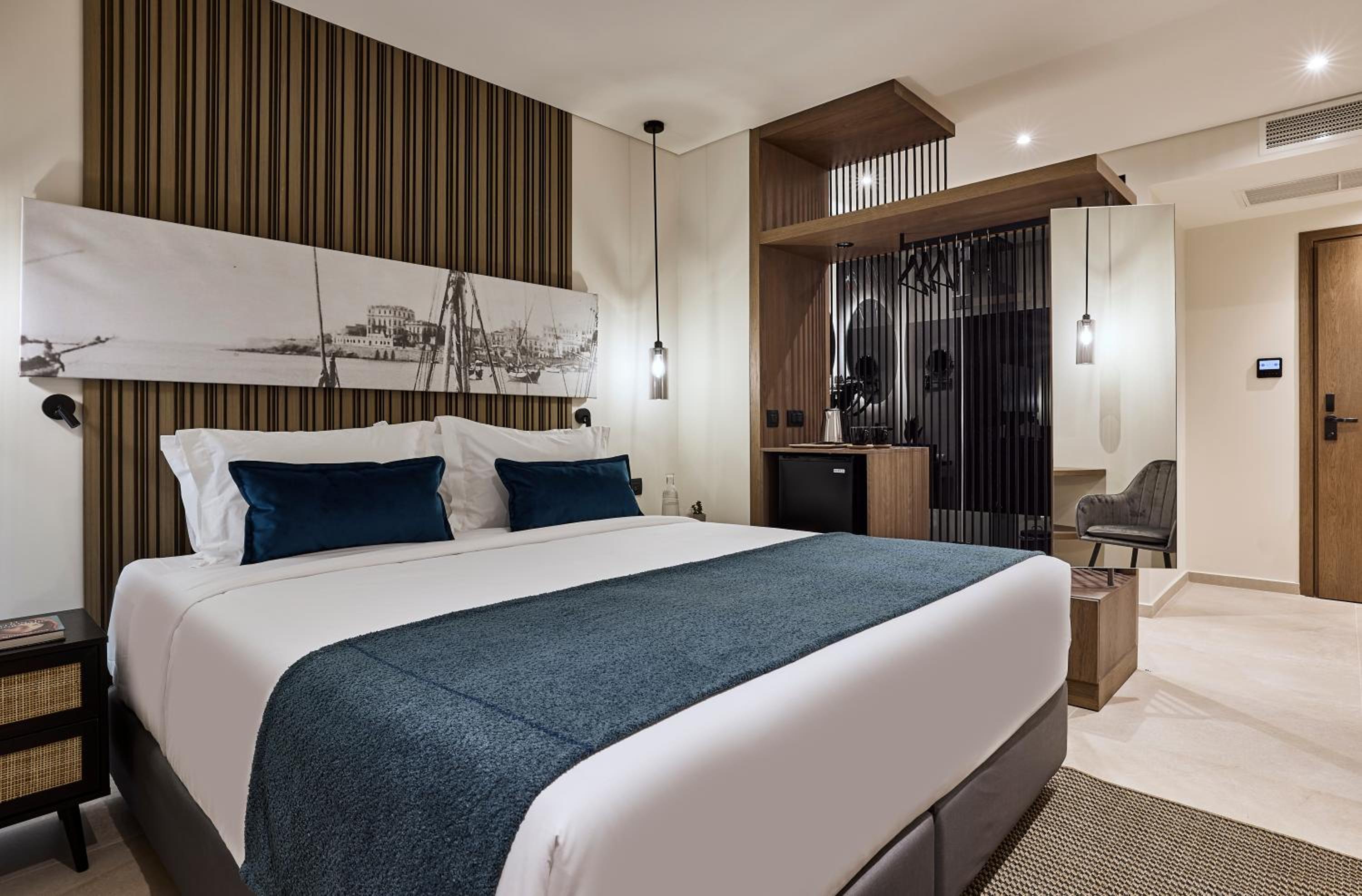 Comfort Double Room with Side City View - Photo 10