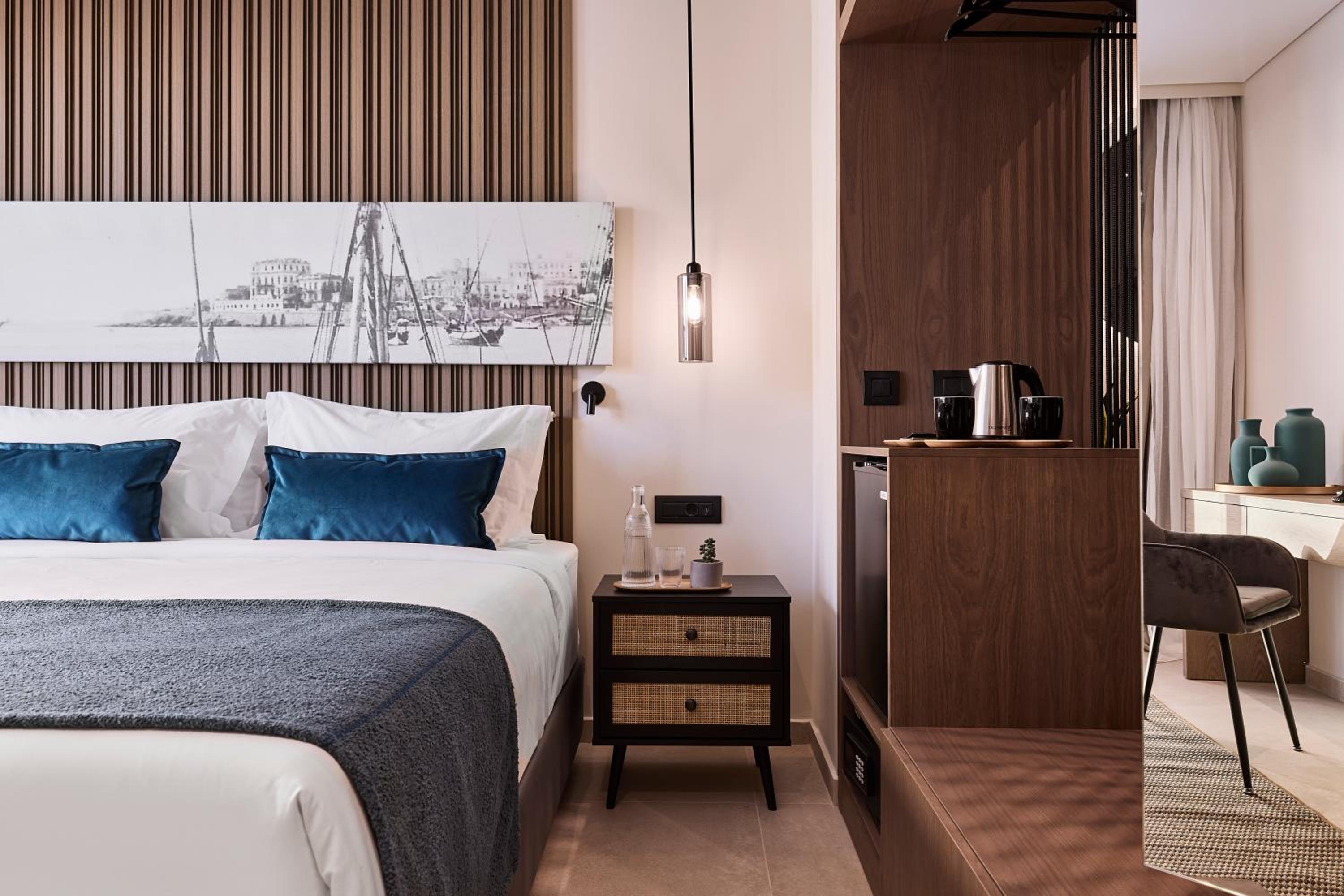 Comfort Double Room with Side City View - Photo 6