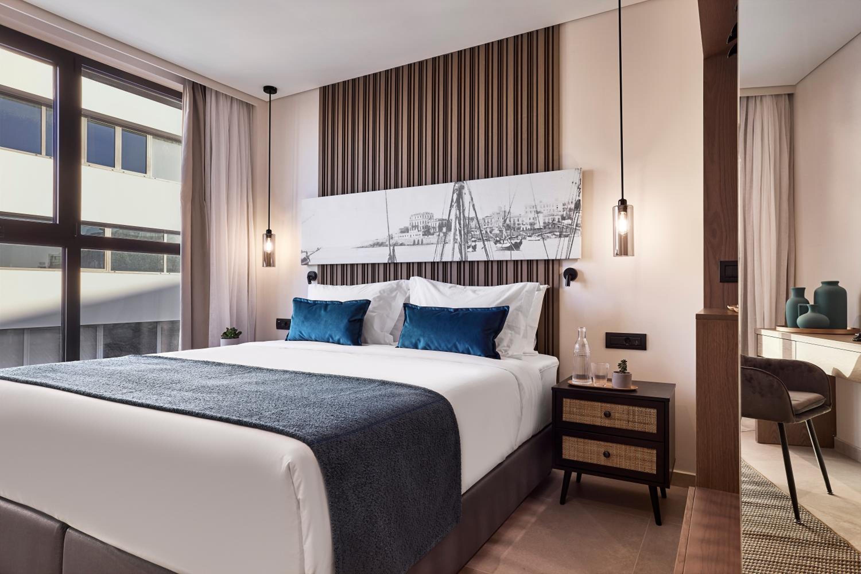 Comfort Double Room with Side City View - Photo 11