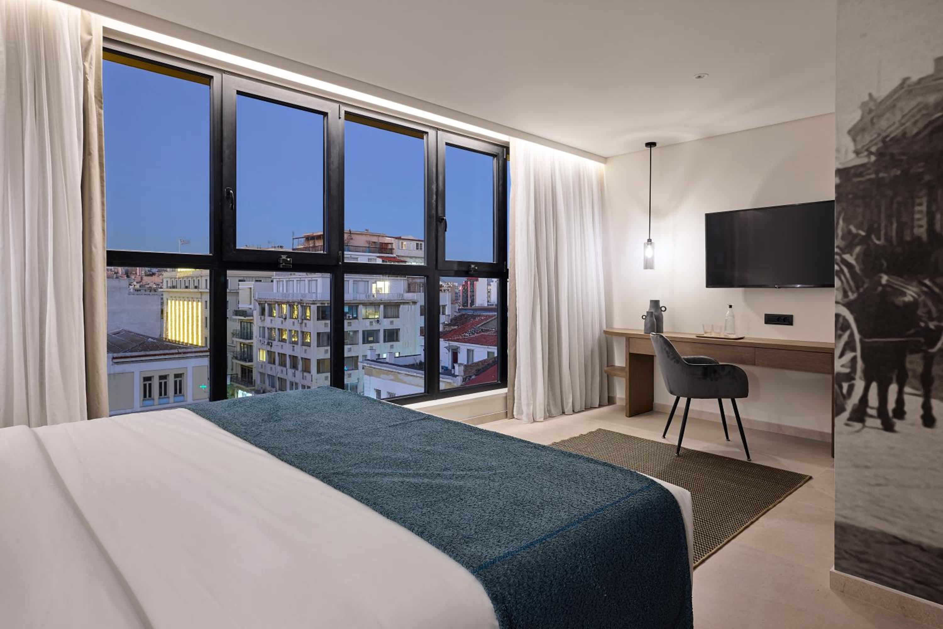 Deluxe Double Room with City View - Photo 15