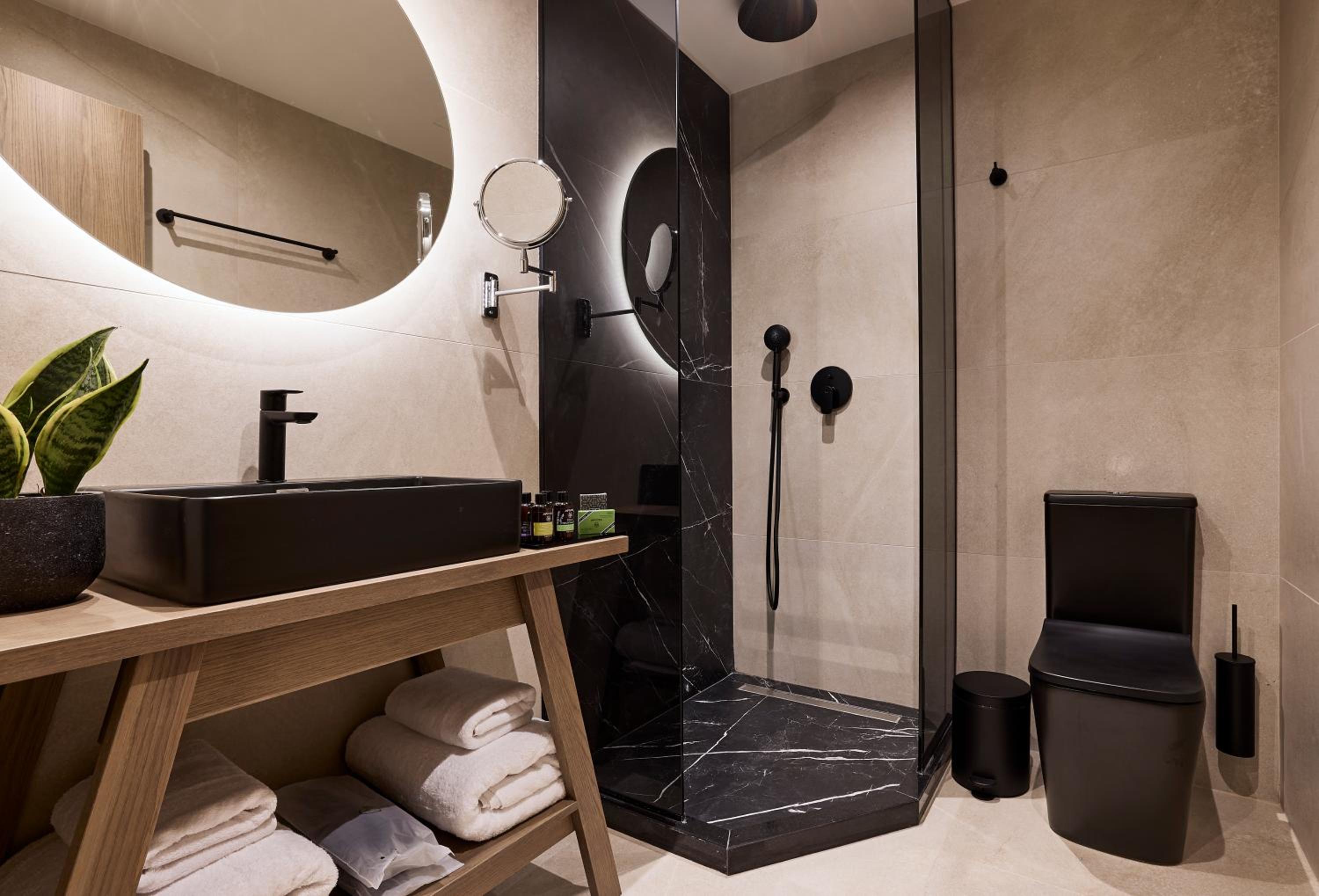 Deluxe Double Room with City View - Photo 2
