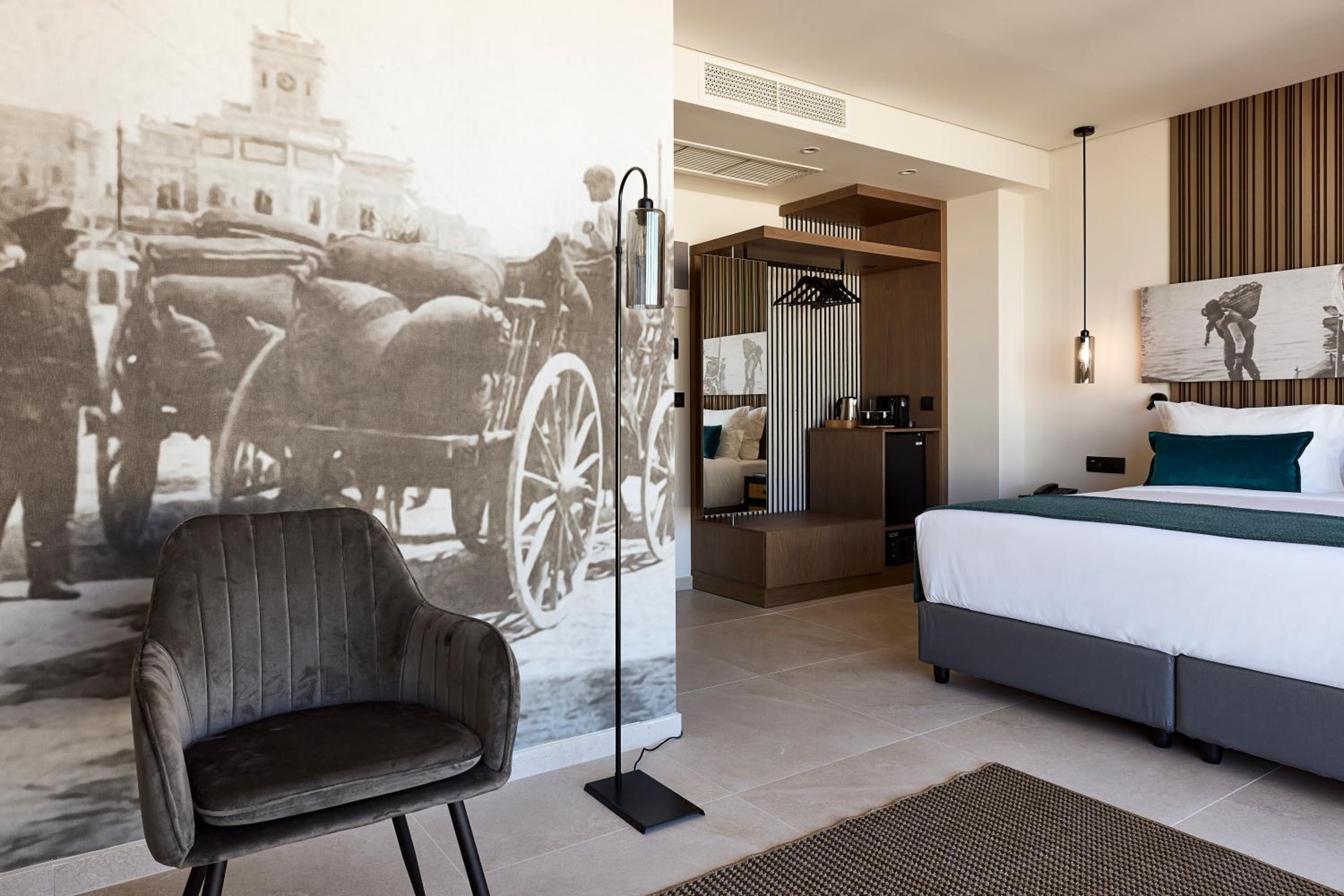 Deluxe Double Room with City View - Photo 16