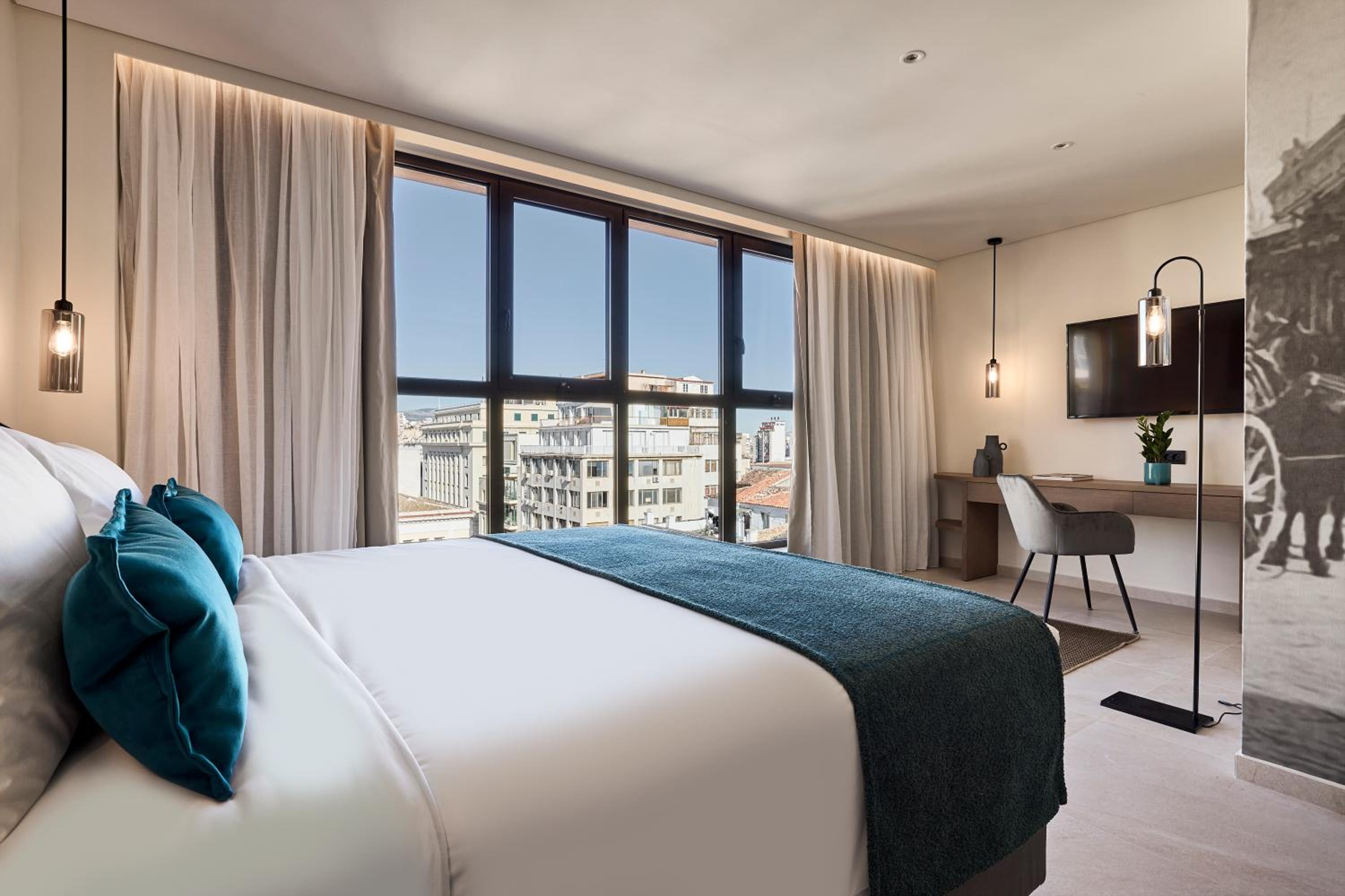 Deluxe Double Room with City View - Photo 10