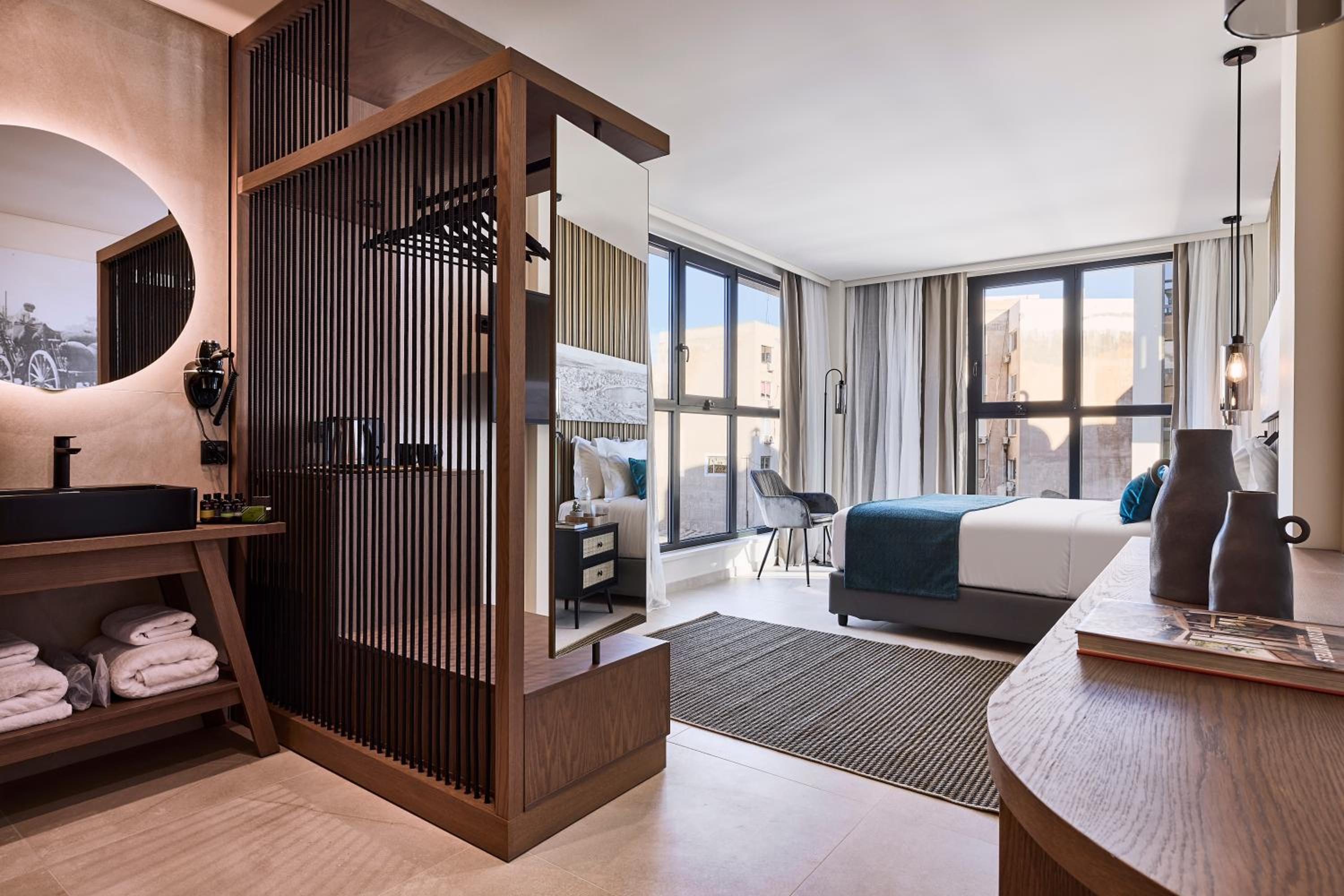 Luxury Double Room with City View - Photo 2