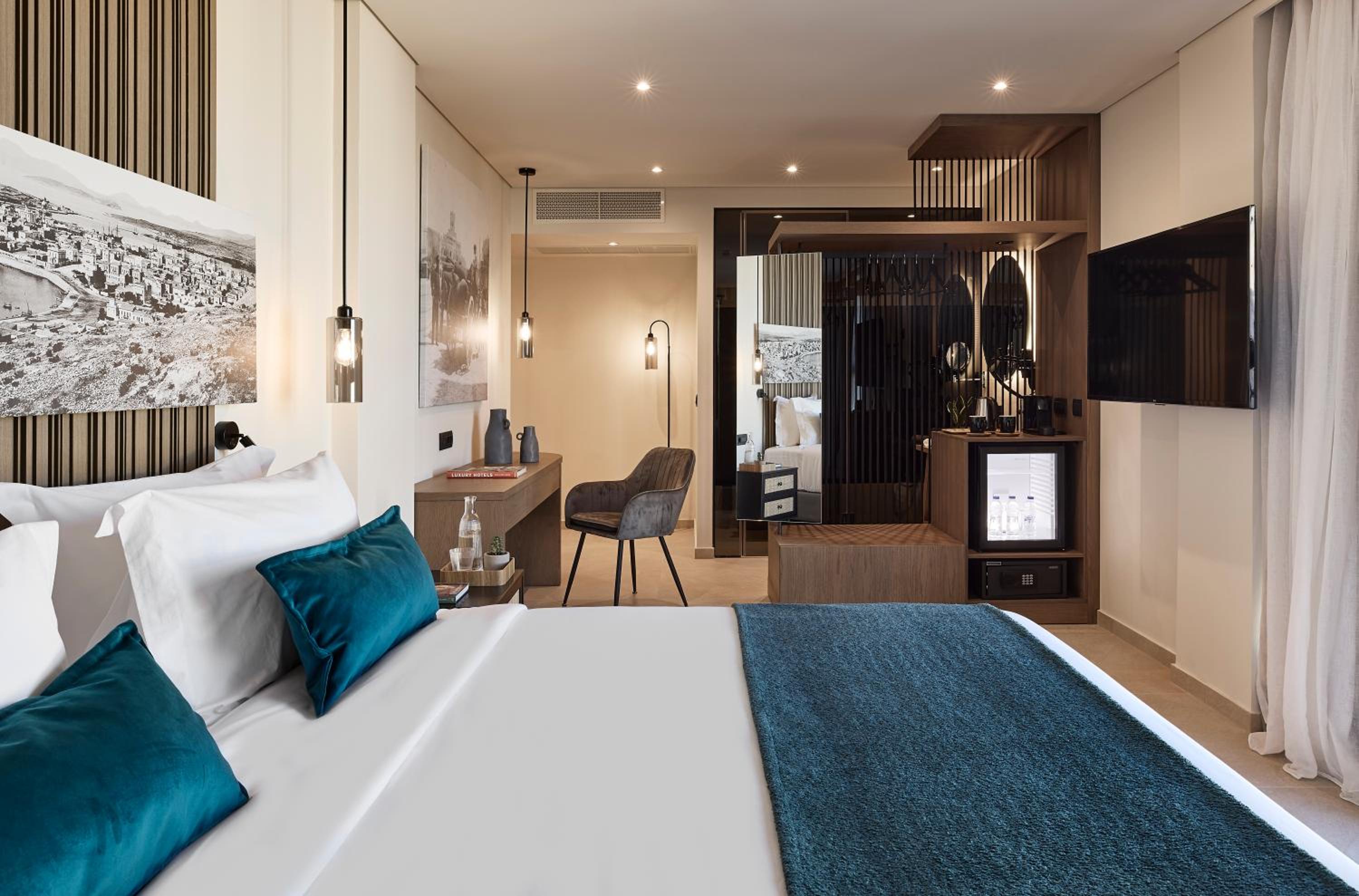 Deluxe Double Room with City View - Photo 8