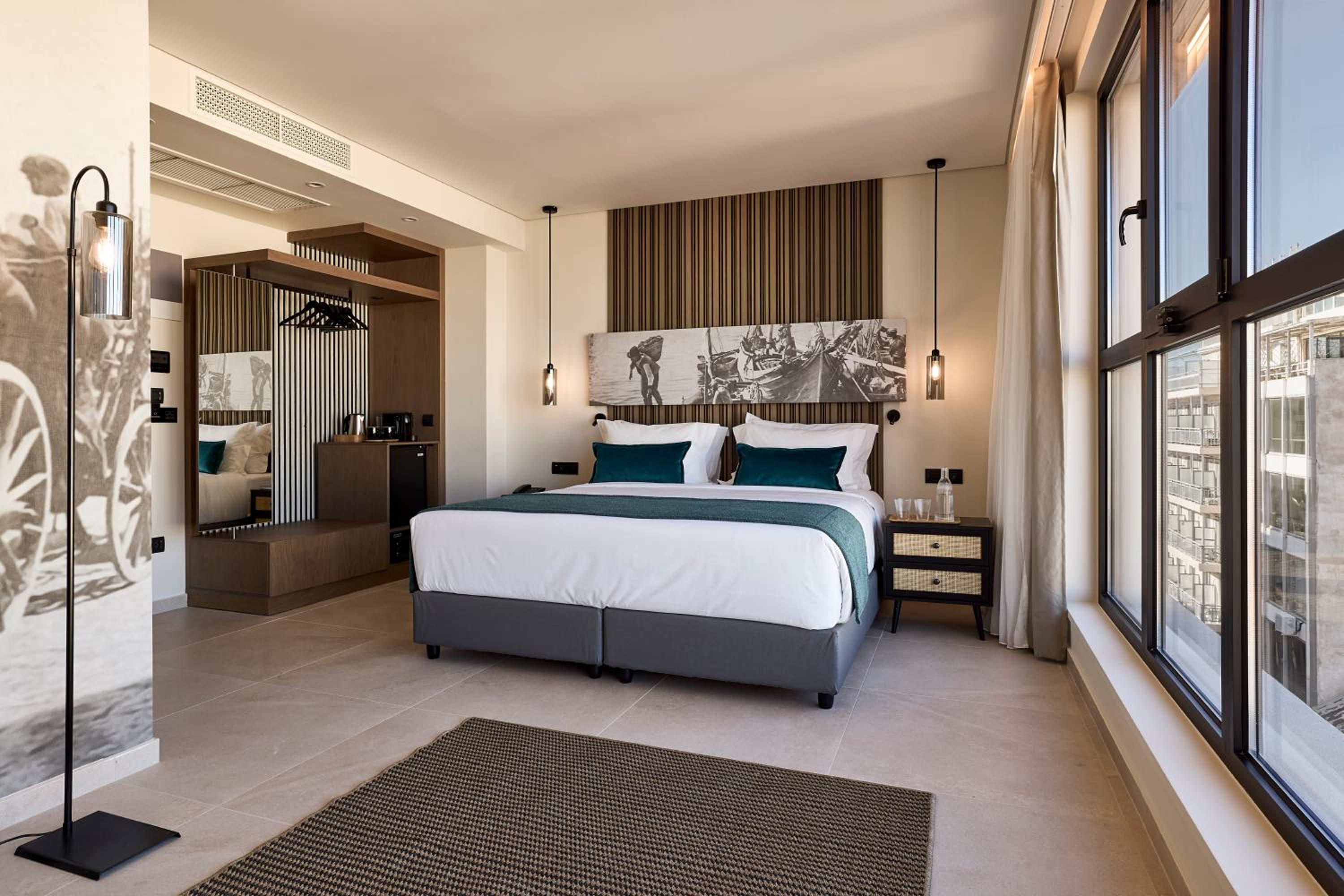 Deluxe Double Room with City View - Photo 12