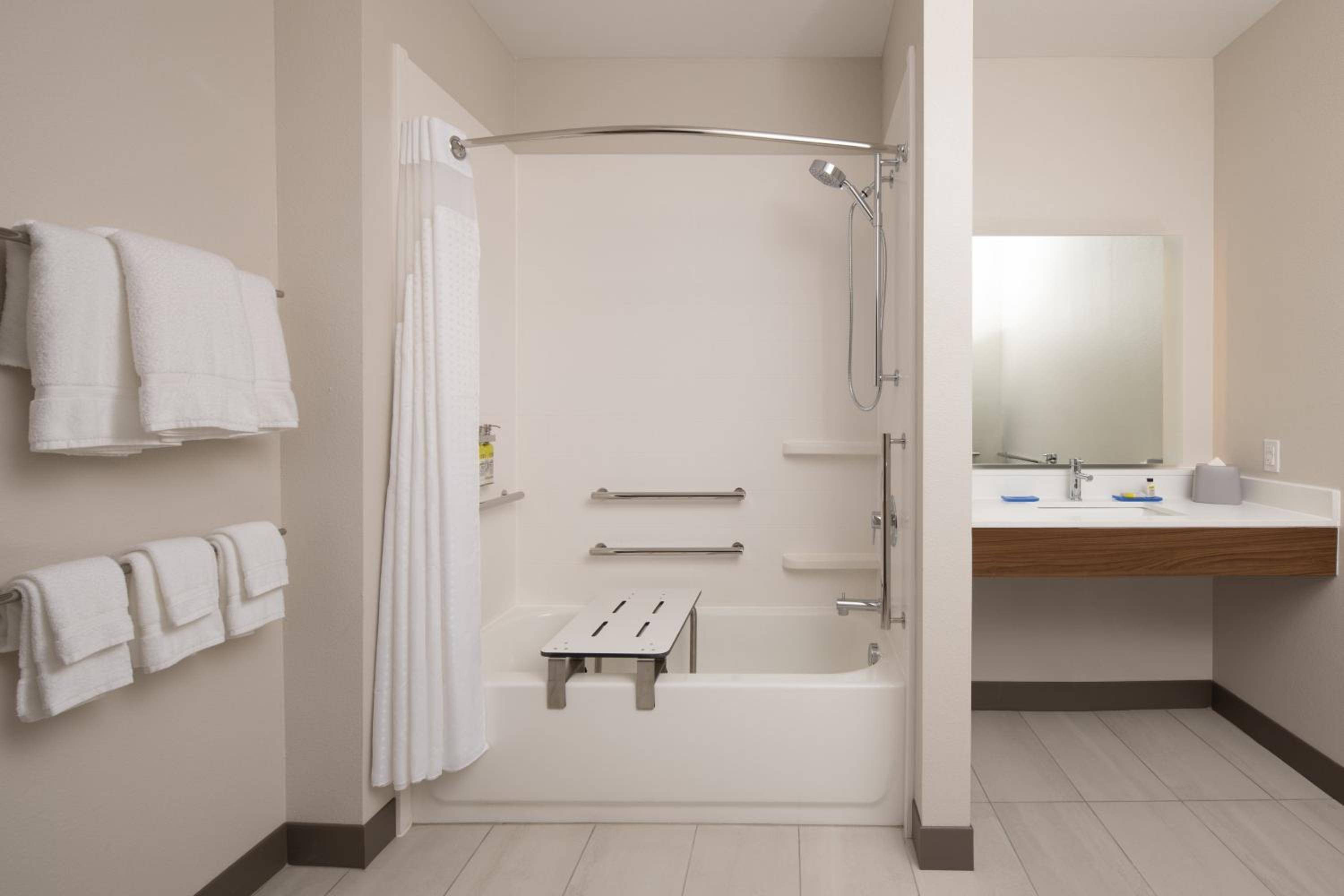 Queen Suite with Two Queen Beds Hearing Accessible Bathtub - Non-Smoking - Photo 4