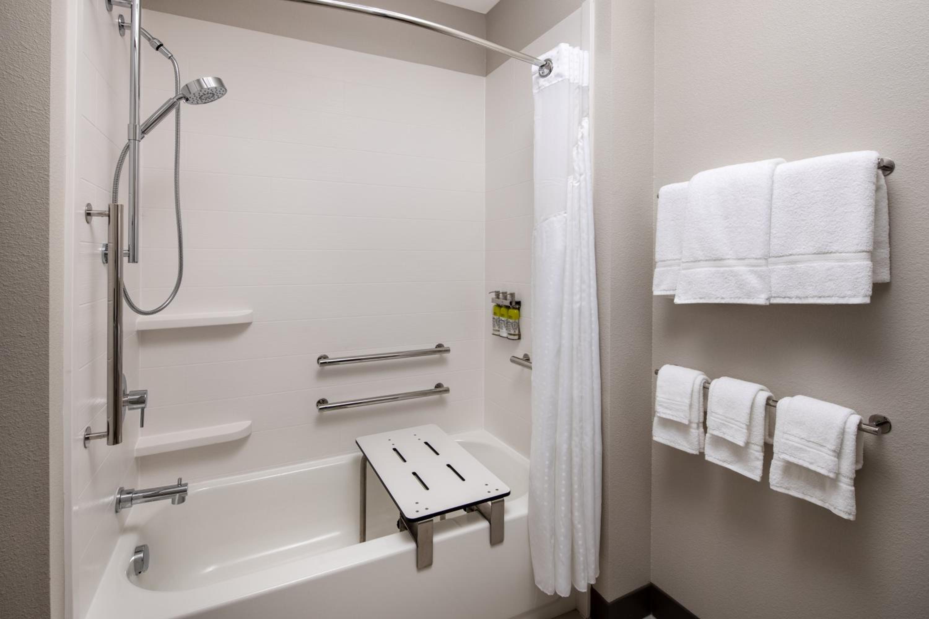Queen Suite with Two Queen Beds Hearing Accessible Bathtub - Non-Smoking - Photo 6