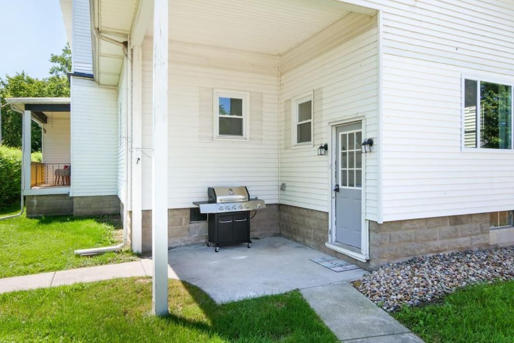 Five-Bedroom House photo 2