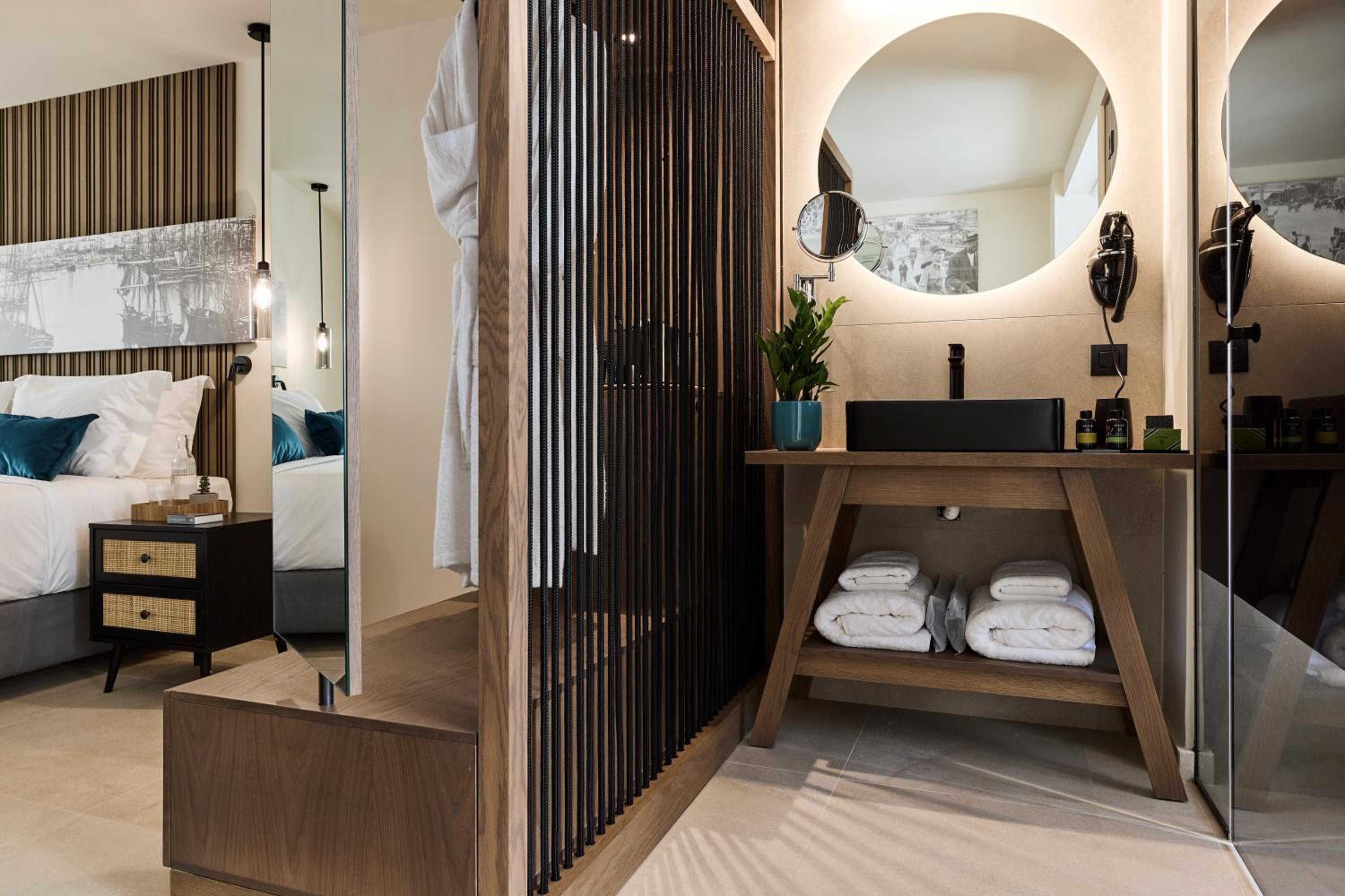 Superior Suite with Terrace and City View - Photo 8