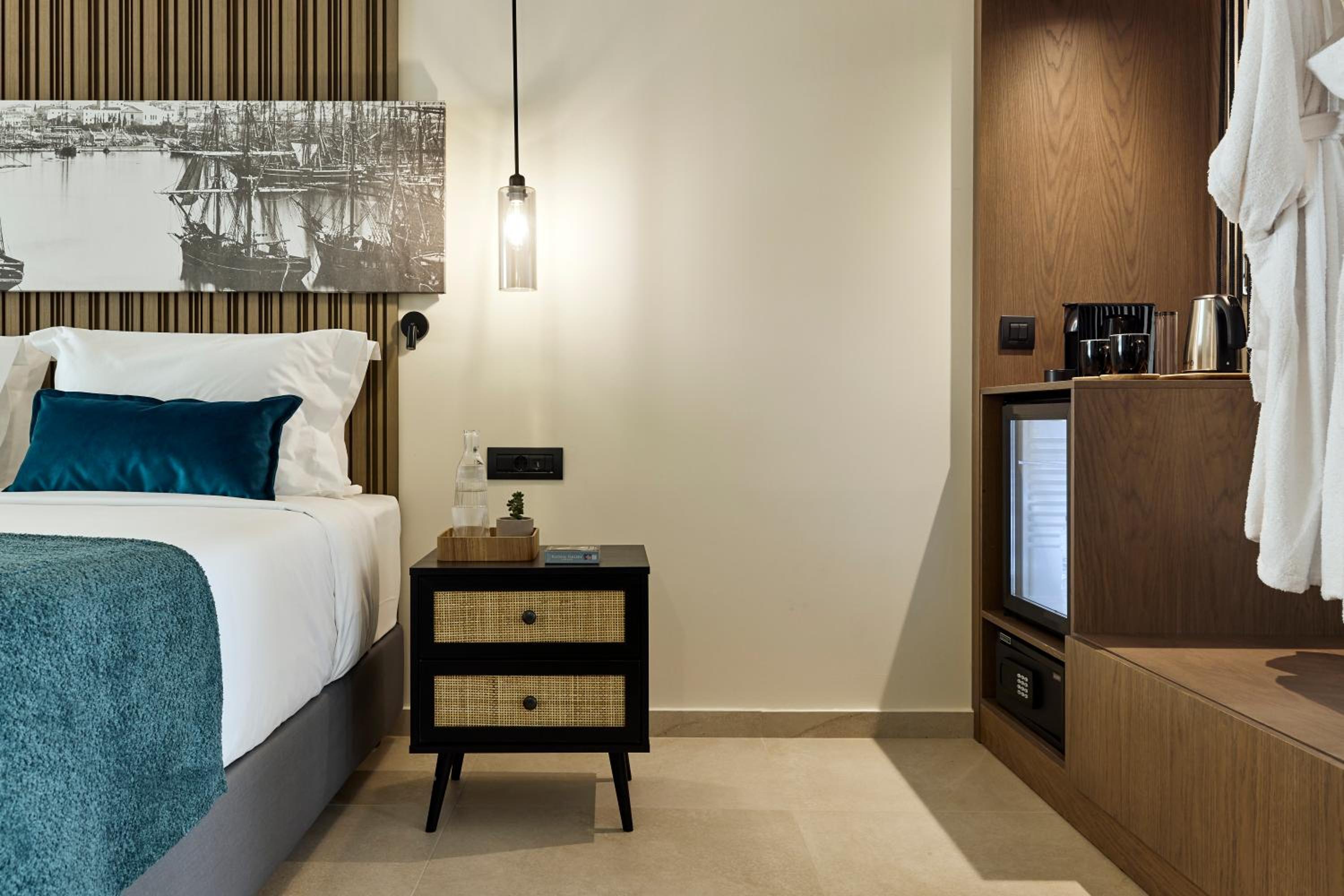 Superior Suite with Terrace and City View - Photo 14