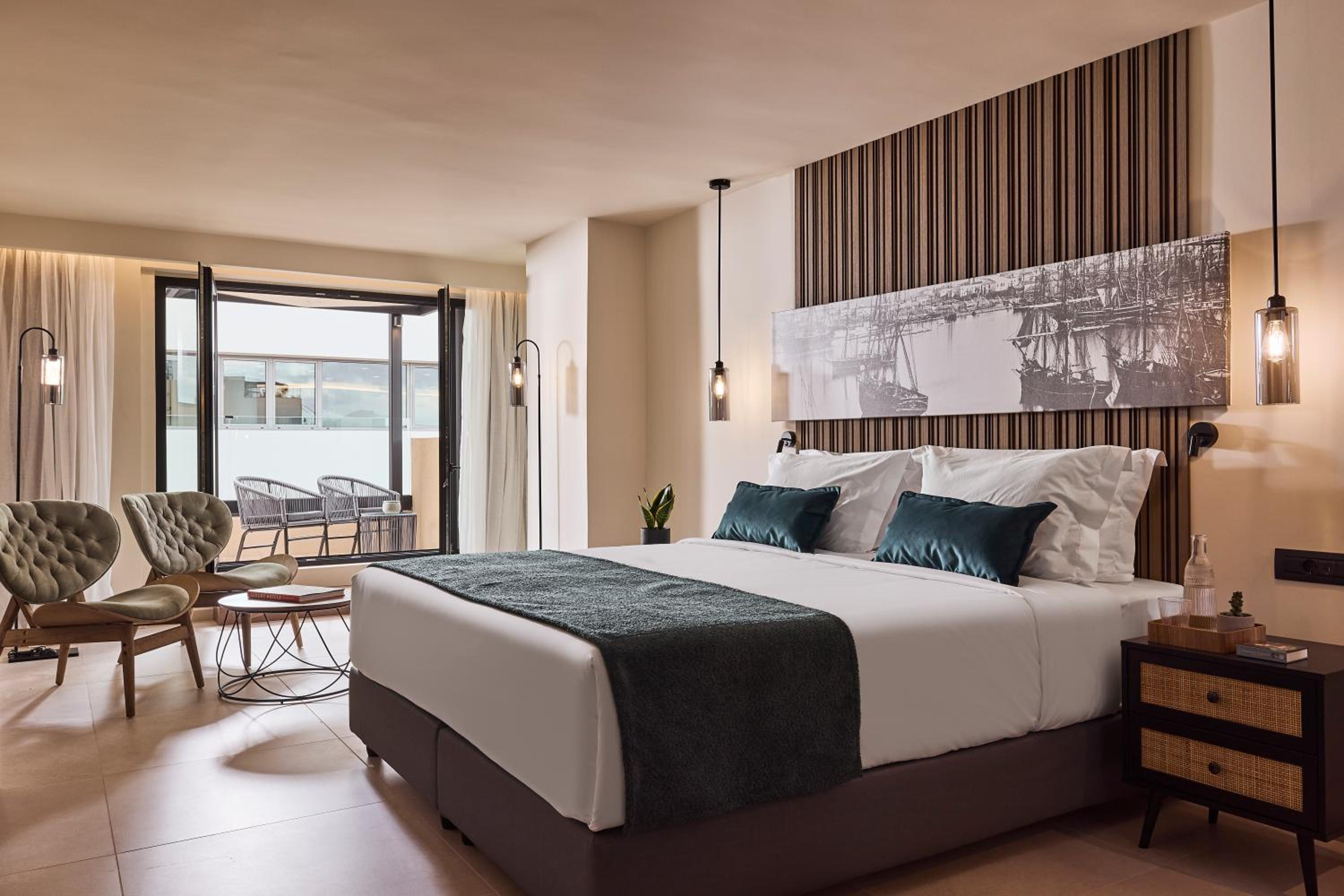 Superior Suite with Terrace and City View - Photo 7