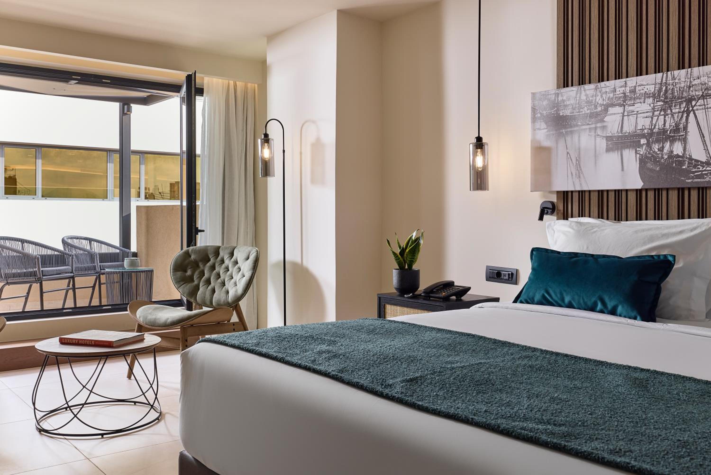 Superior Suite with Terrace and City View - Photo 10