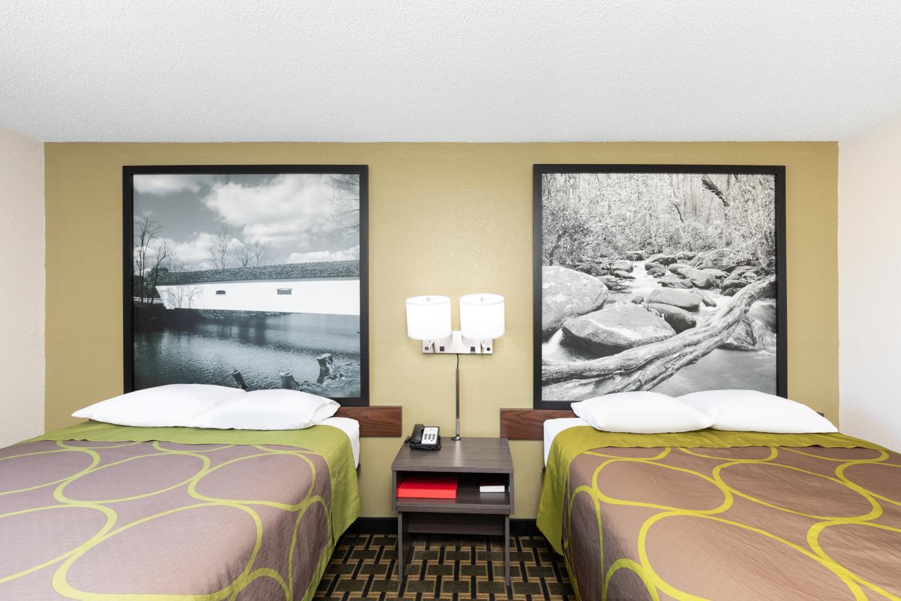 Queen Room with Two Queen Beds - Non-Smoking - Photo 7