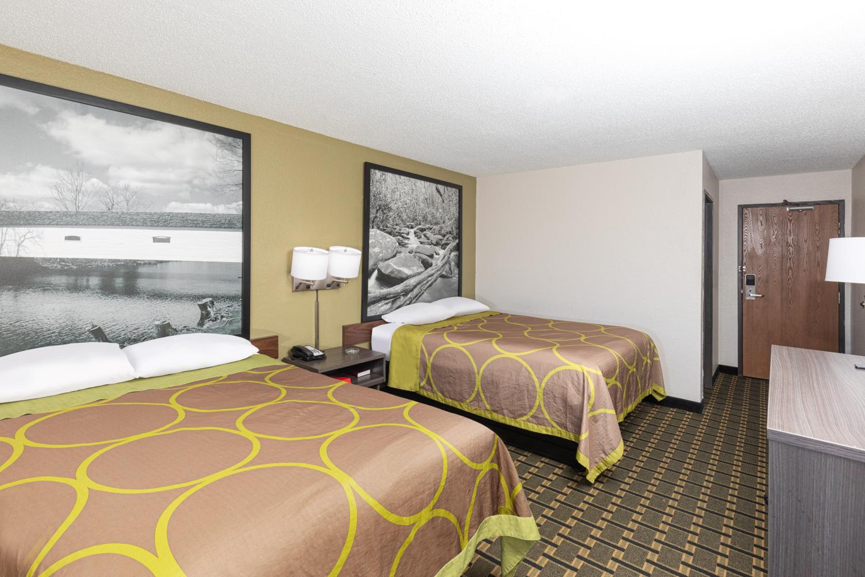 Queen Room with Two Queen Beds - Non-Smoking - Photo 4