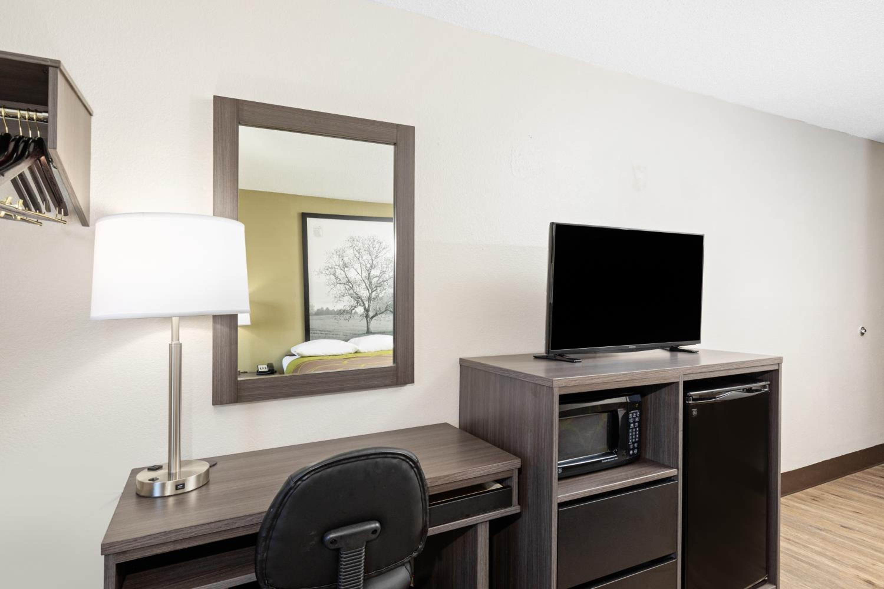 King Room - Non-Smoking - Photo 4