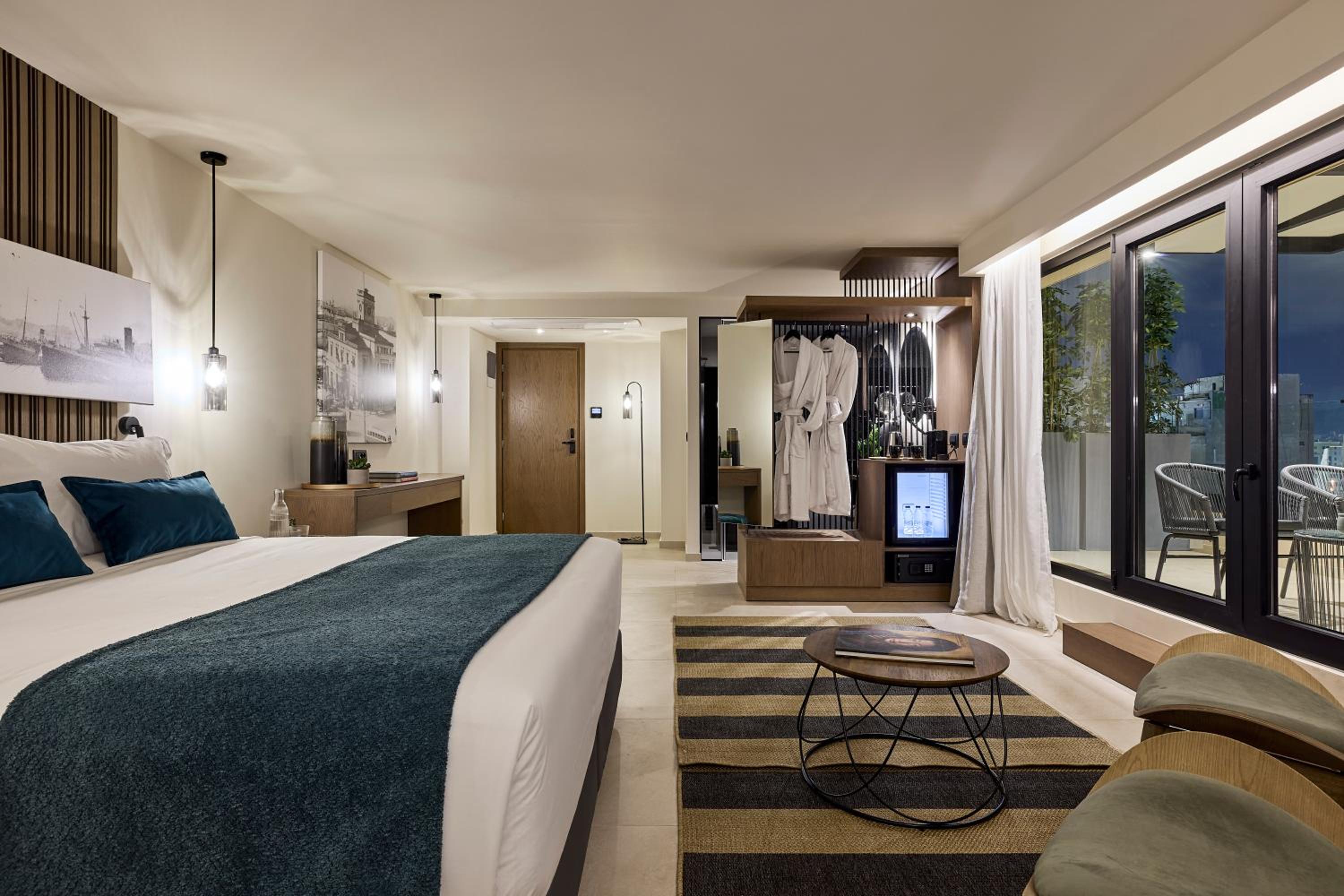 Executive Suite with Terrace and City View - Photo 13
