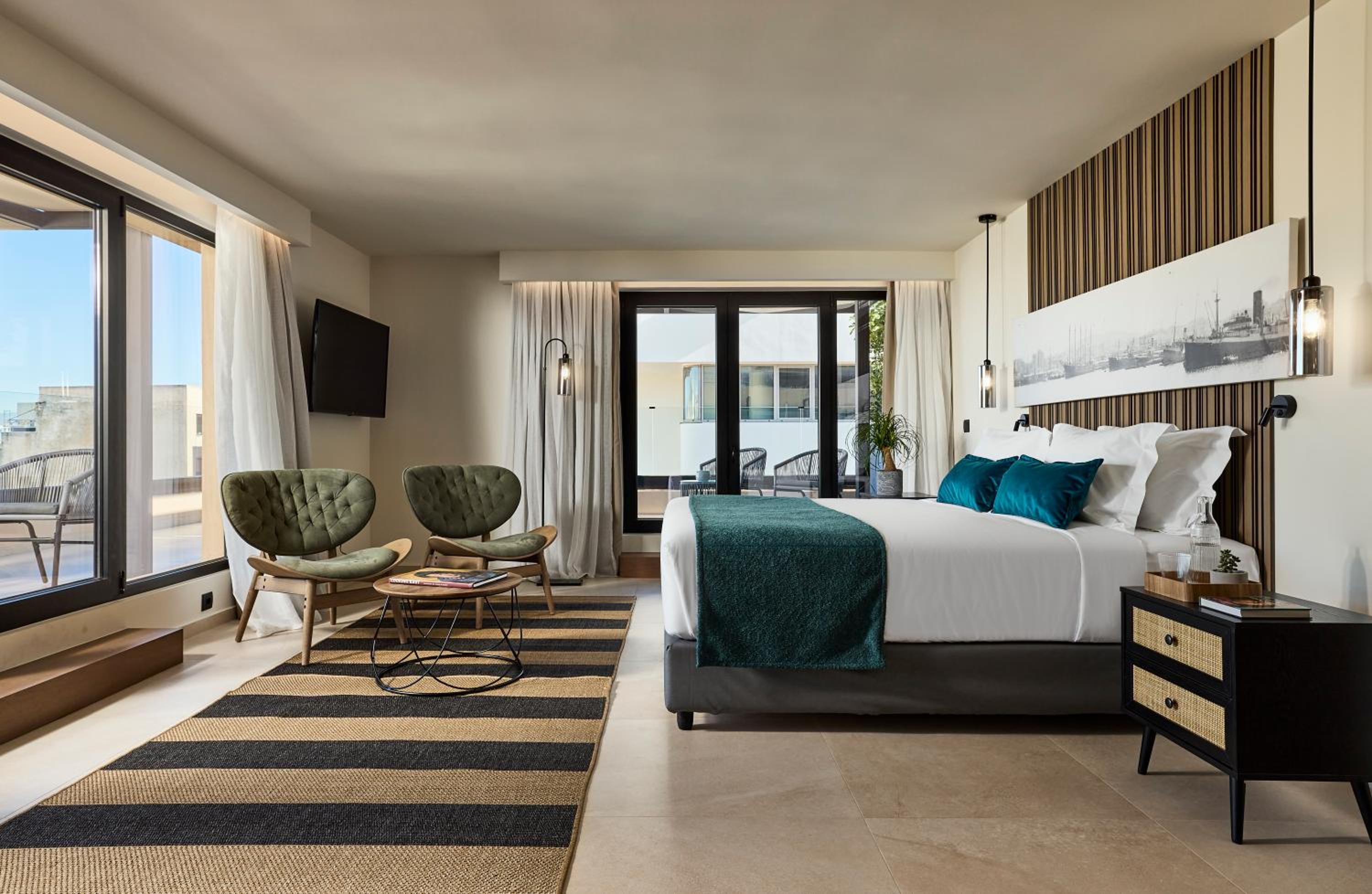 Executive Suite with Terrace and City View - Photo 9