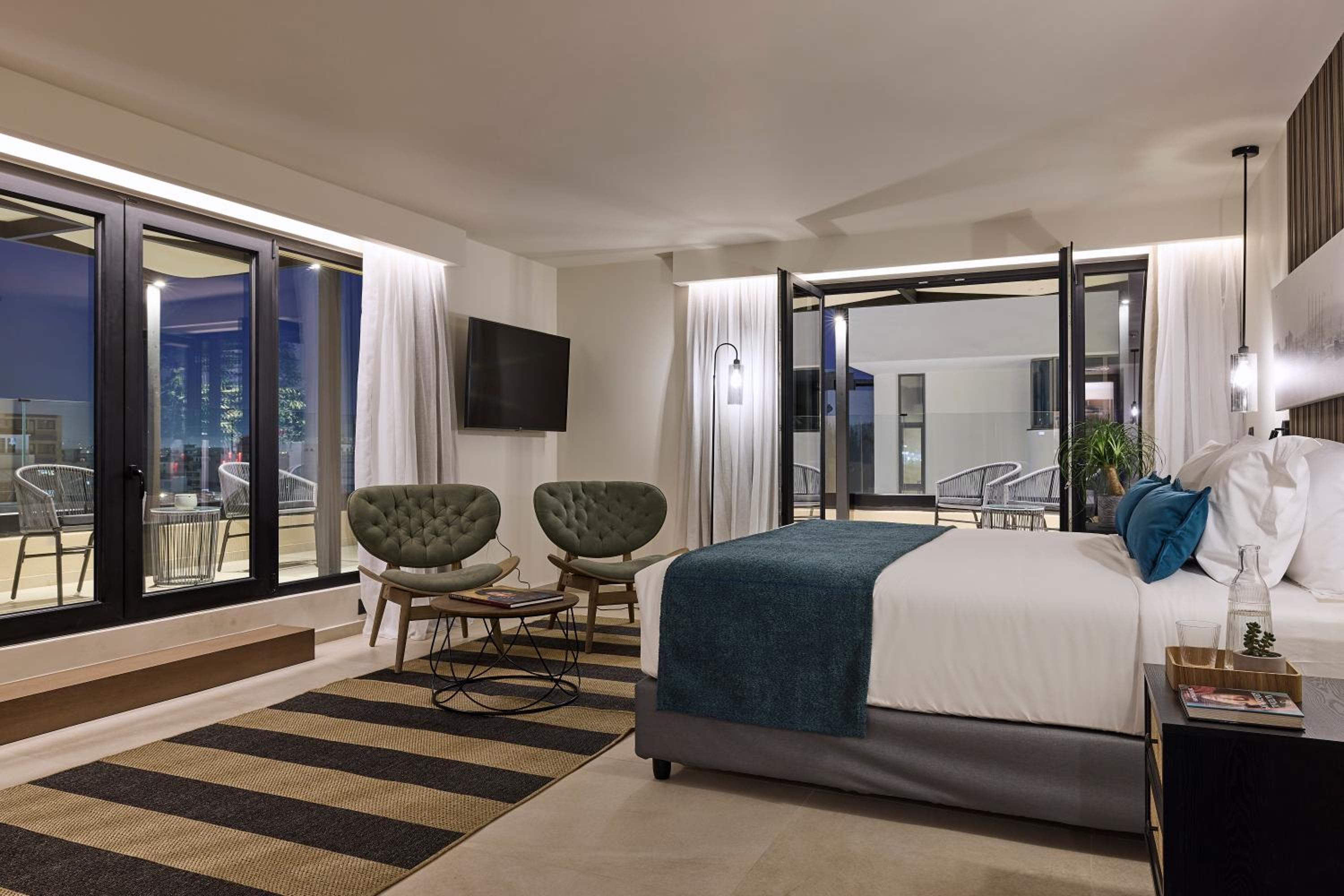 Executive Suite with Terrace and City View - Photo 15