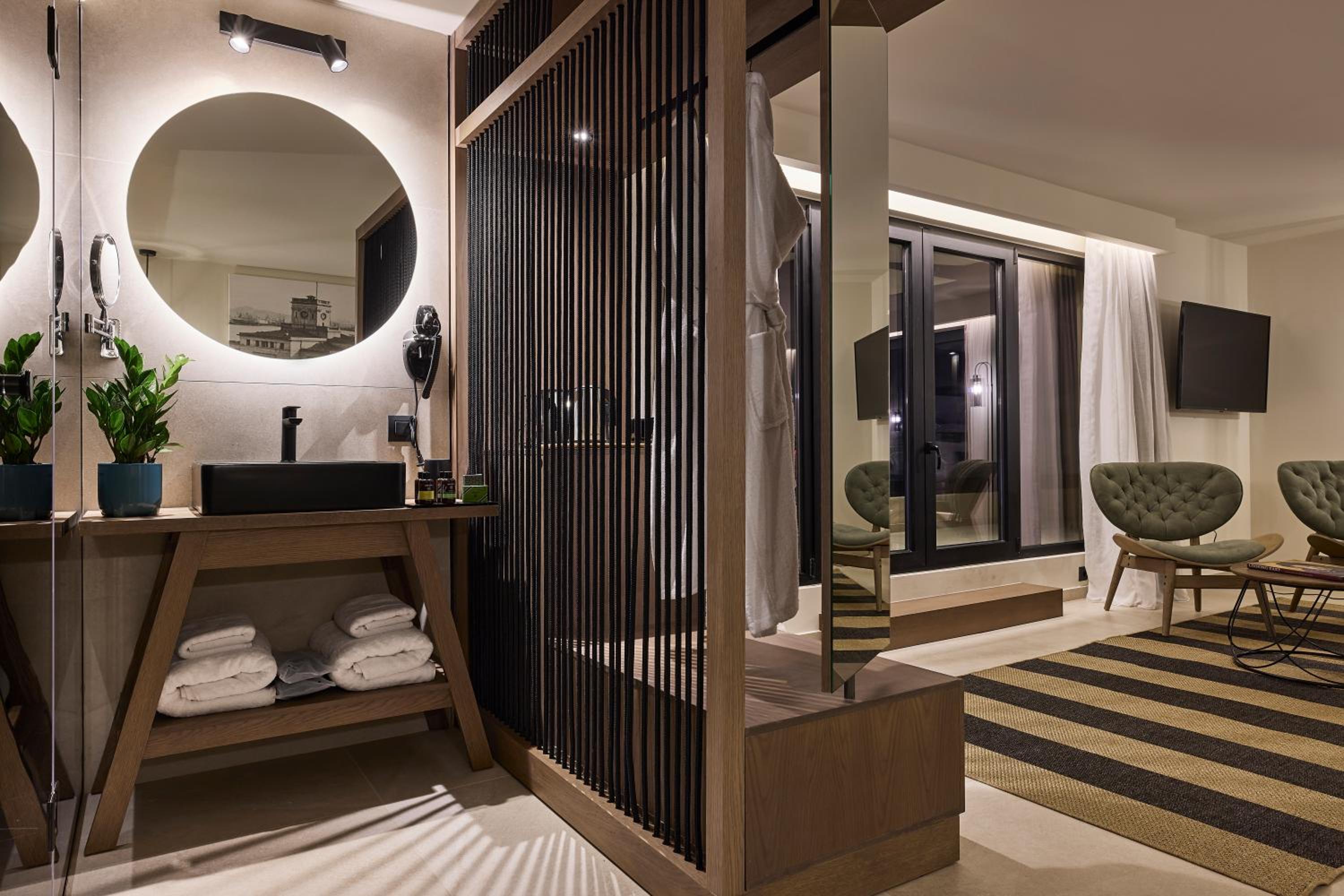 Executive Suite with Terrace and City View - Photo 4