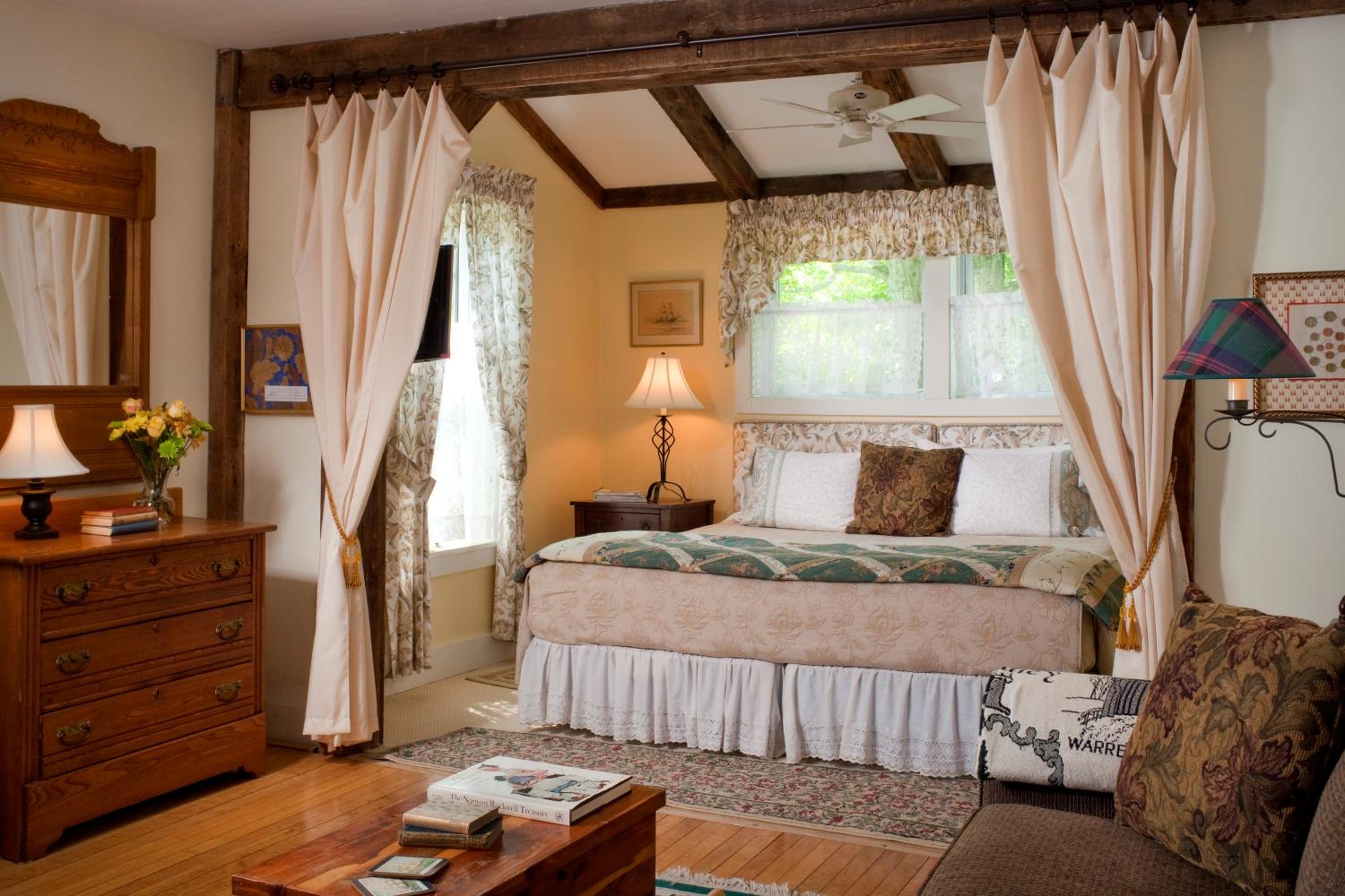 Deluxe Suite with Spa Bath photo 3