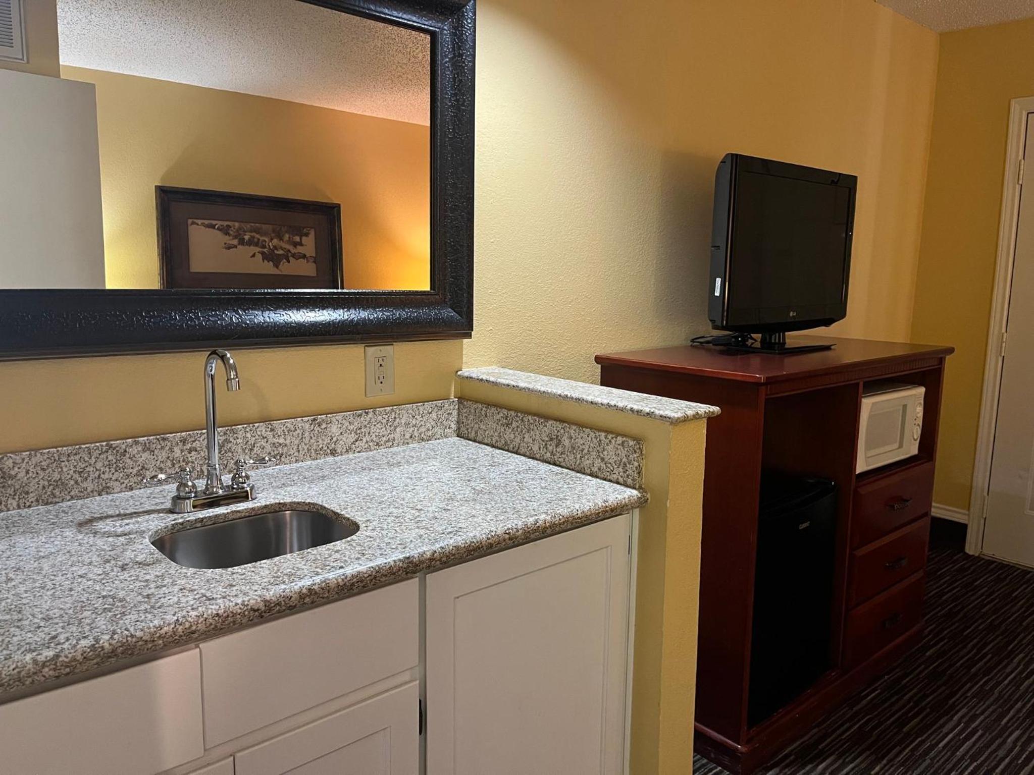 Suite King With Kitchenette Non-Smoking
