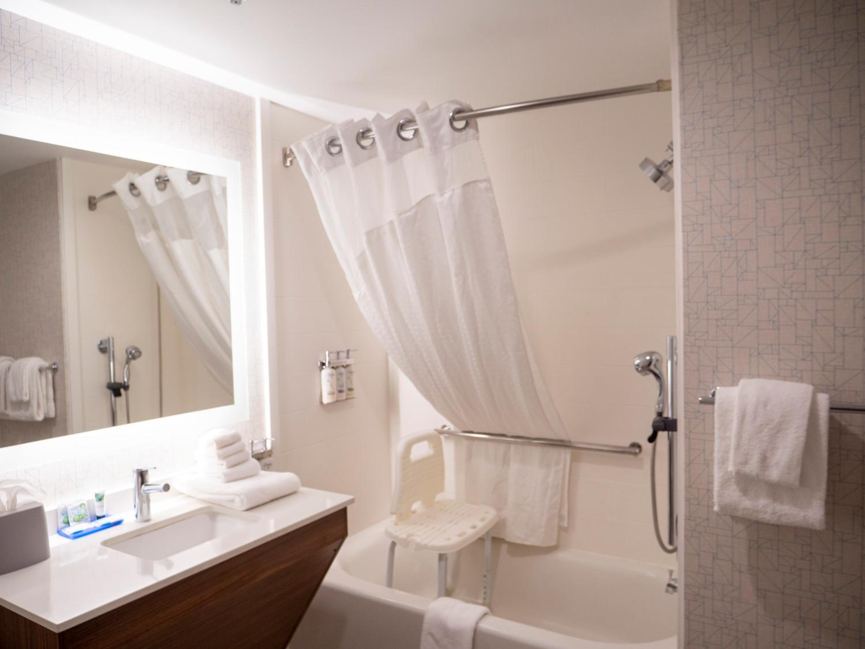 Standard Queen Room with Two Queen Beds and Mobility Accessible Tub - Photo 5