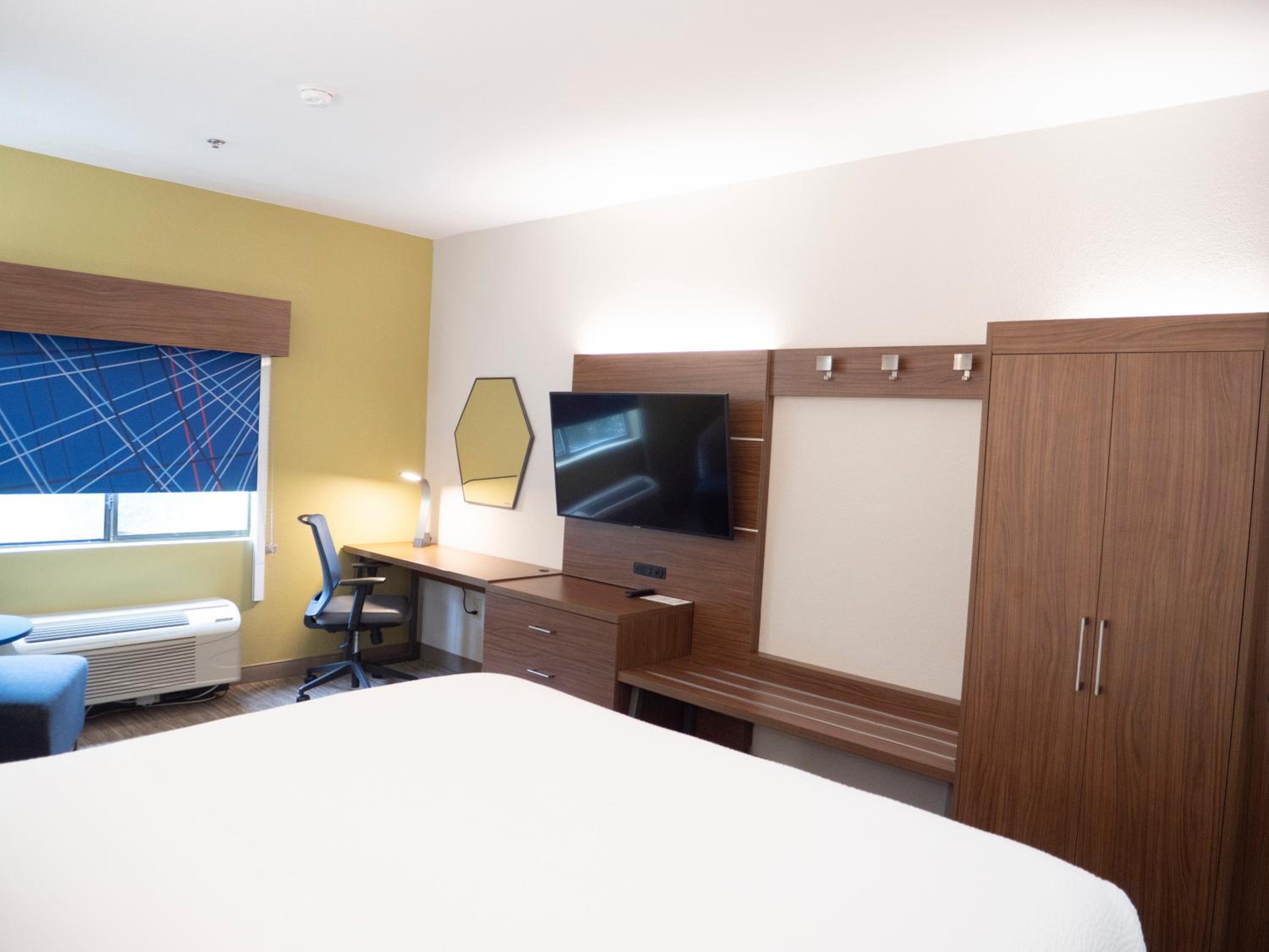 Standard King Room - Photo 14