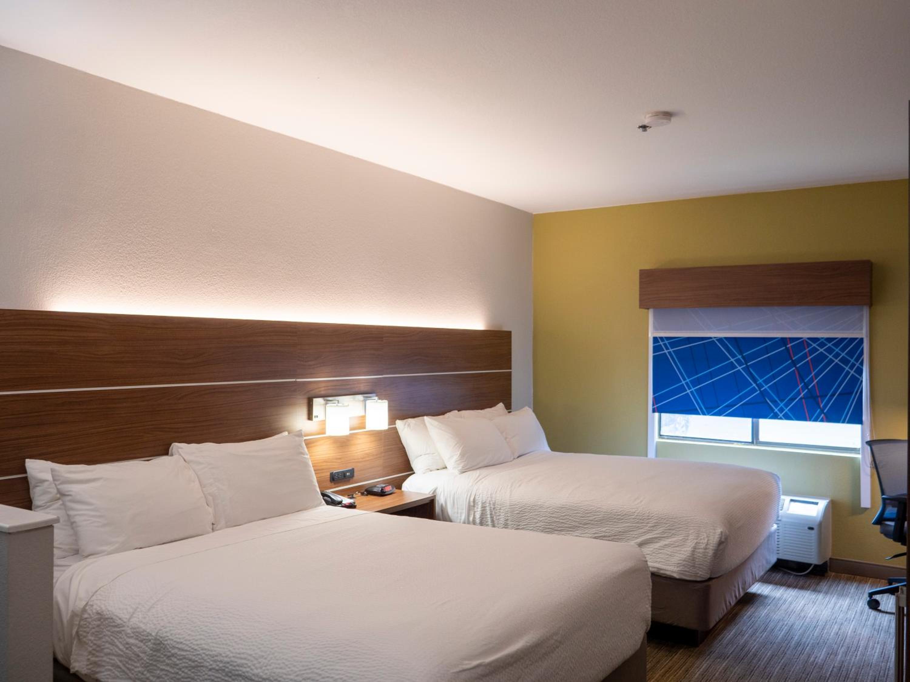 Standard Room with Two Queen Beds - Photo 12