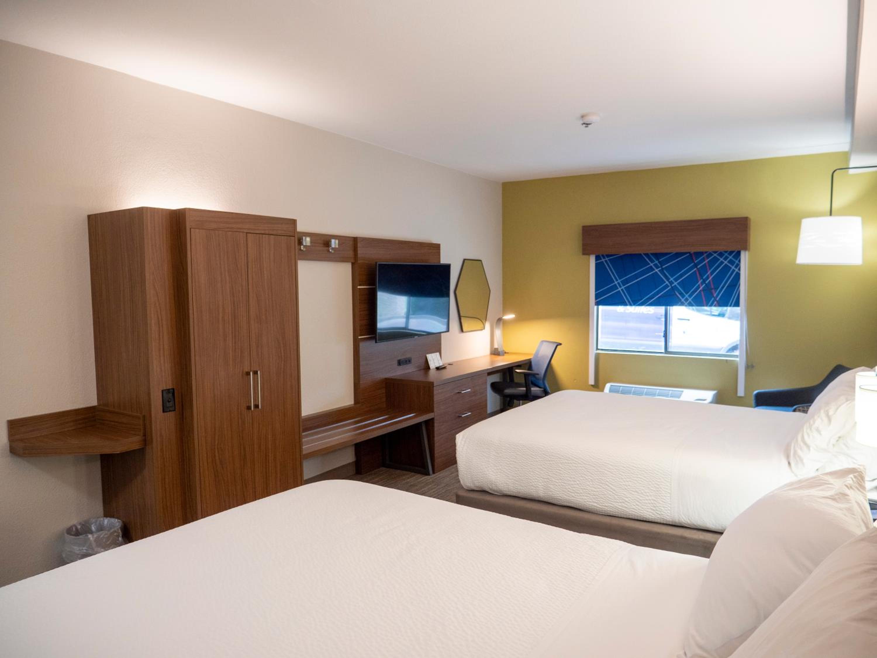 Standard Queen Room with Sofa Bed - Photo 18
