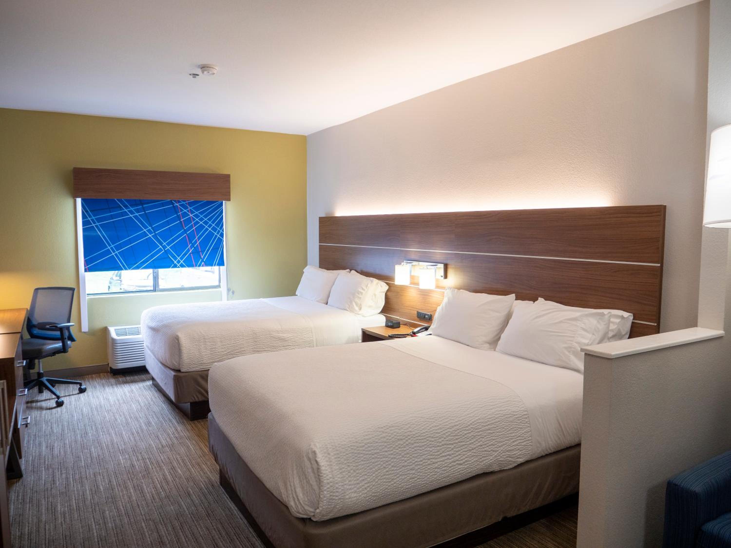 Standard Queen Room with Sofa Bed - Photo 11