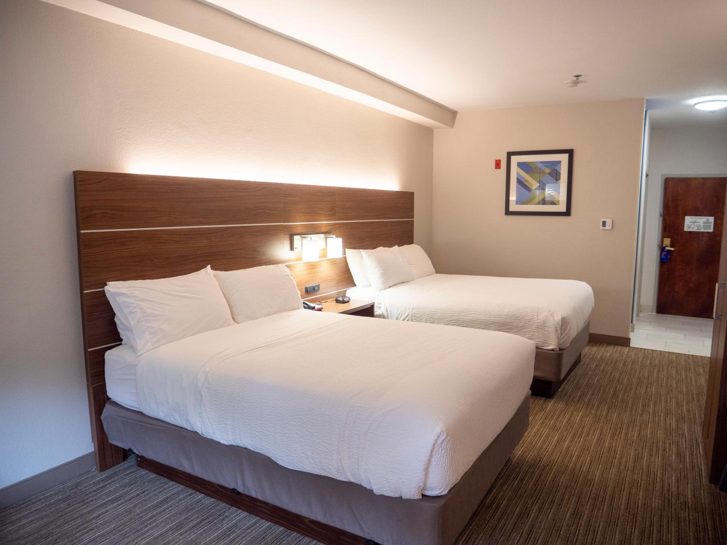 Standard Room with Two Queen Beds - Photo 2