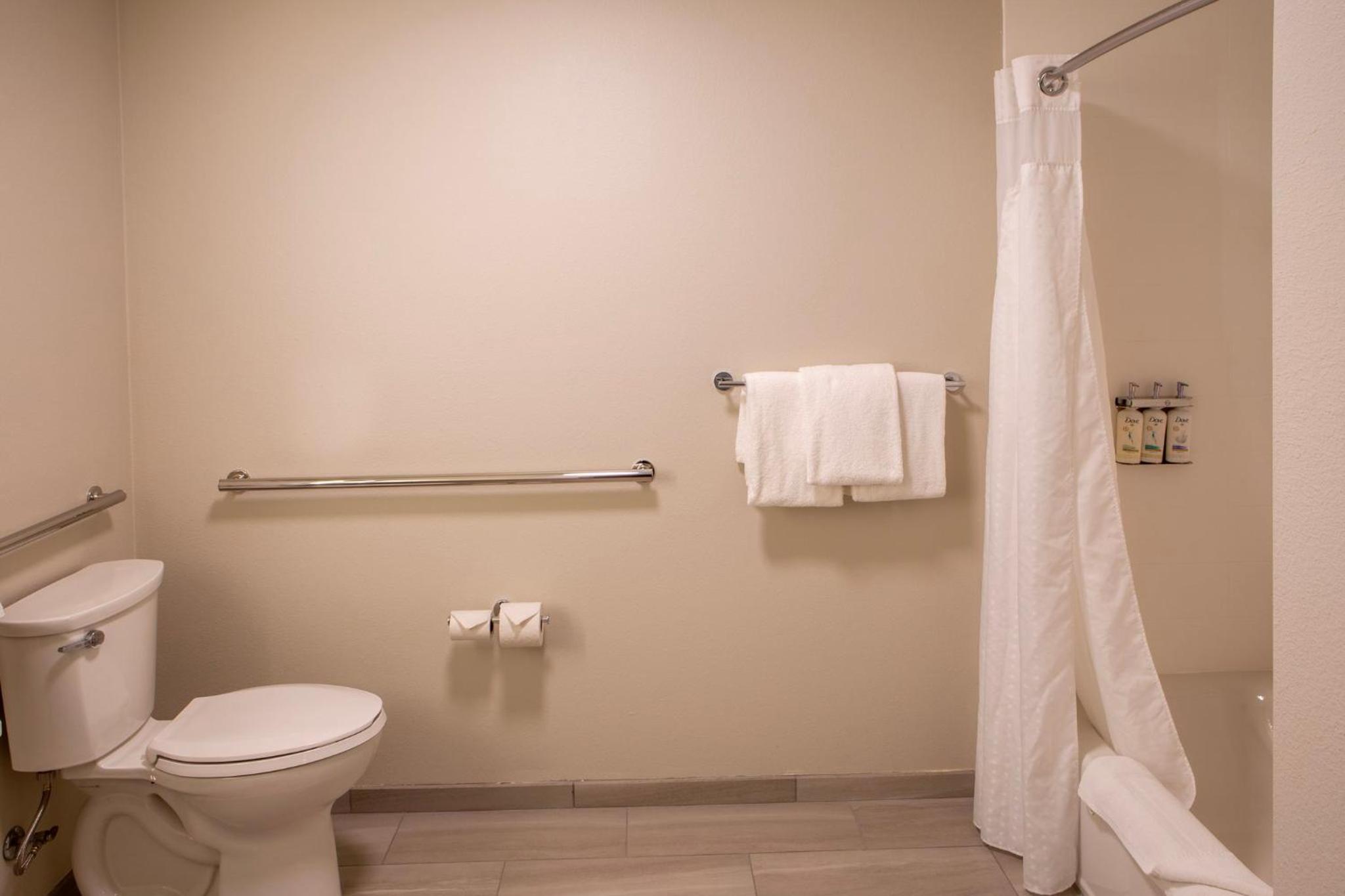 Standard Queen Room with Two Queen Beds - Hearing Accessible - Photo 4