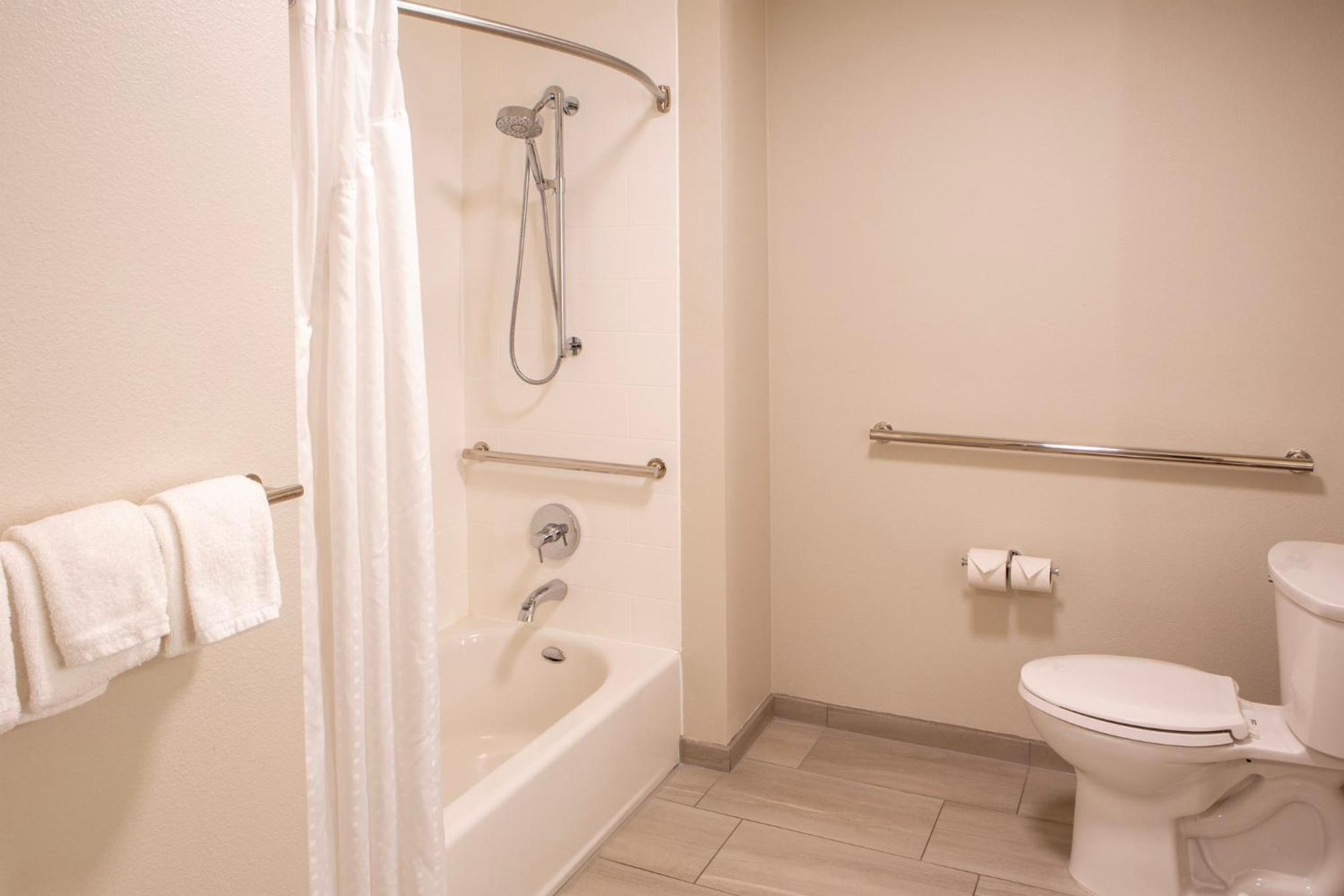 Standard Queen Room with Two Queen Beds - Hearing Accessible - Photo 7