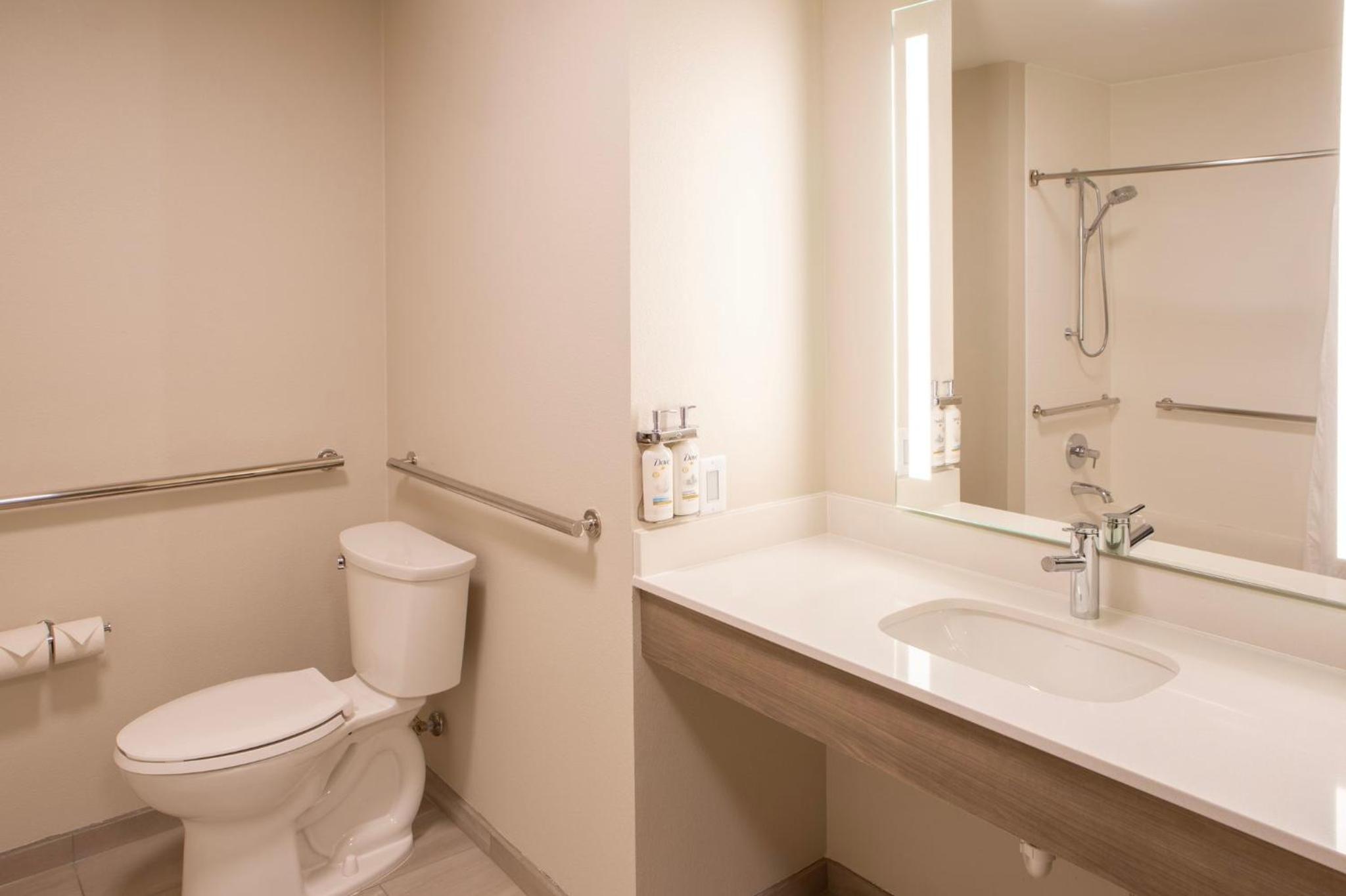 Standard Queen Room with Two Queen Beds - Hearing Accessible - Photo 2