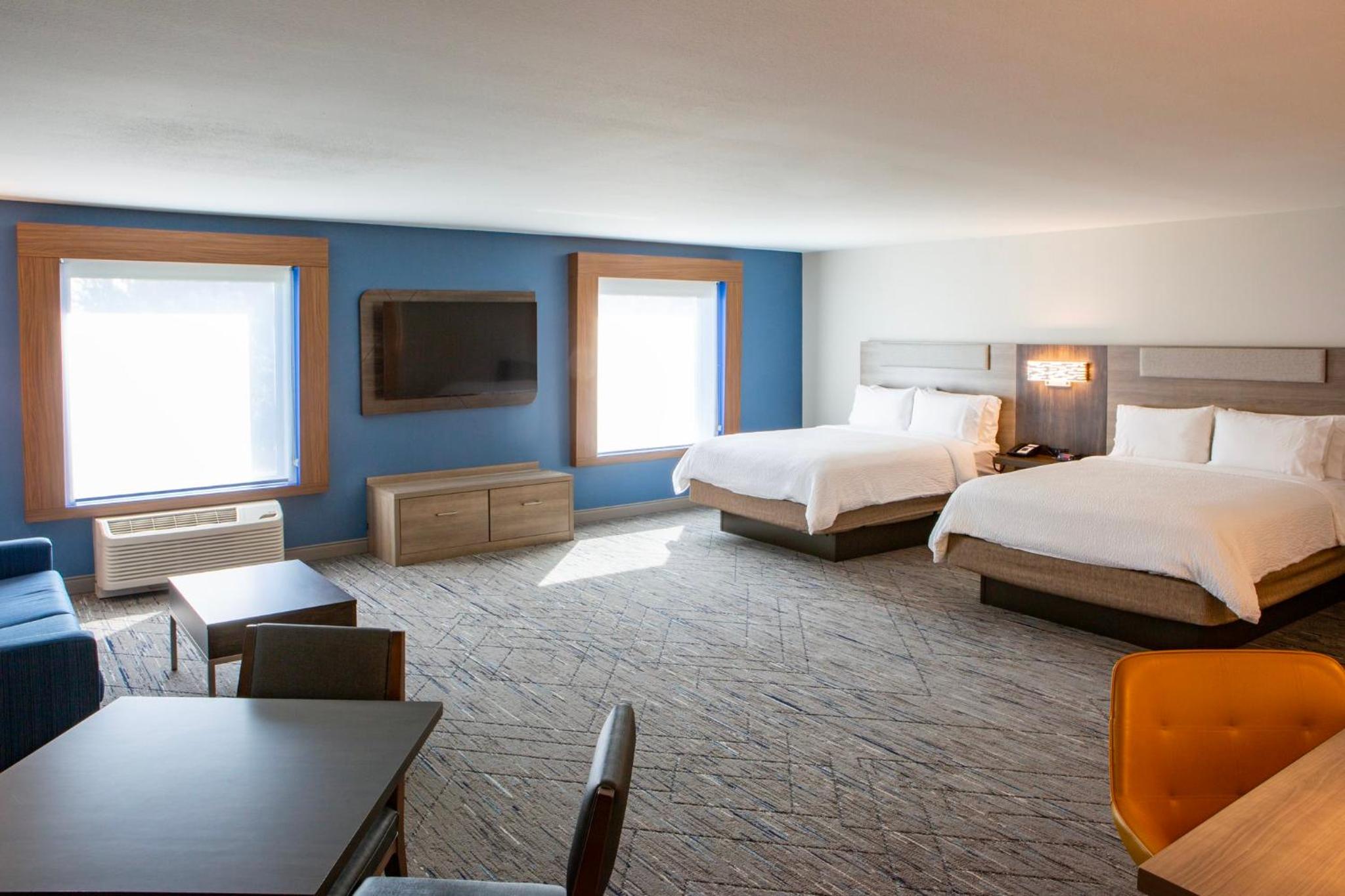 Queen Suite with Two Queen Beds - Photo 2